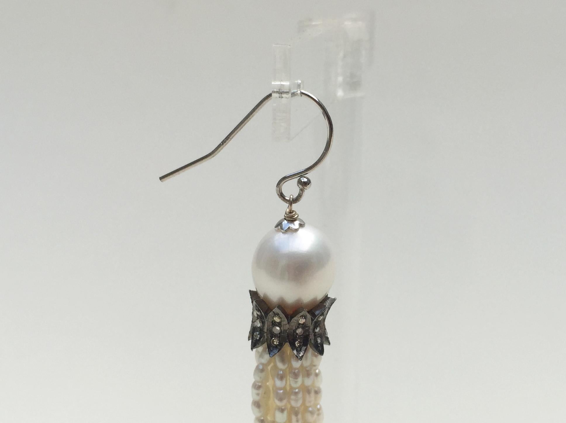 Artiste Marina J Boucles d'oreilles à pompon en perles blanches avec crochets en or blanc 14 carats et diamants en vente