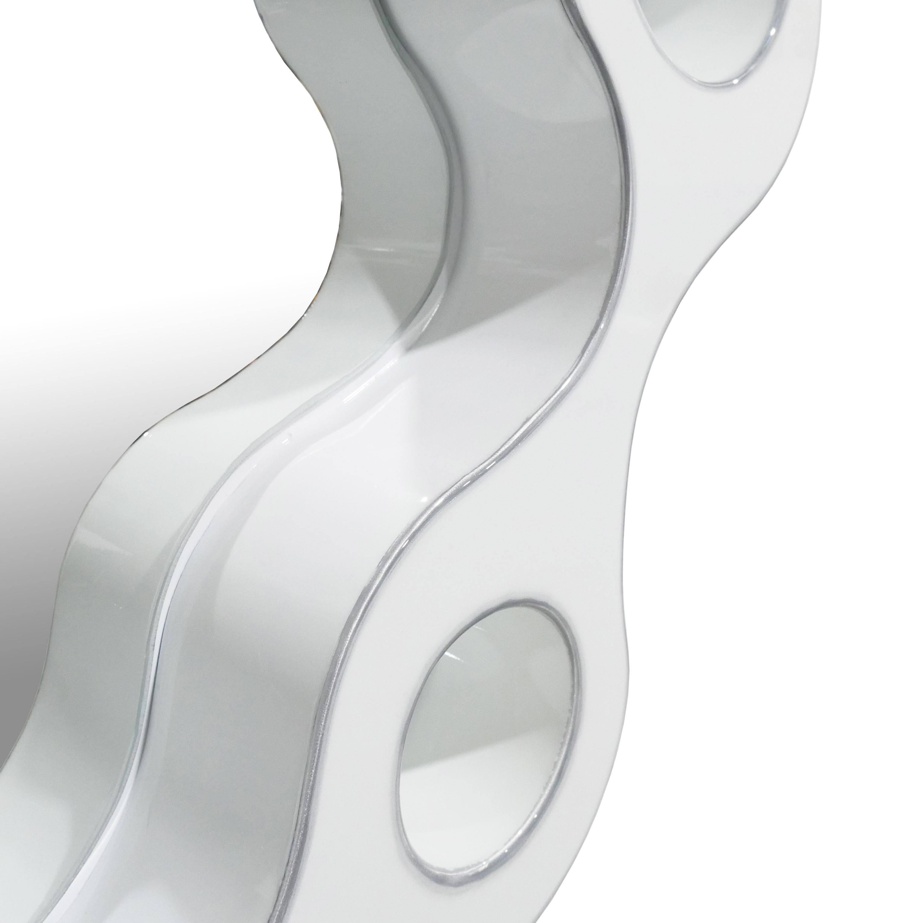 Verniciatura a polvere Specchio da parete Whiting Ripple di Bert Furnari in alluminio verniciato a polvere di forma biomorfa in vendita
