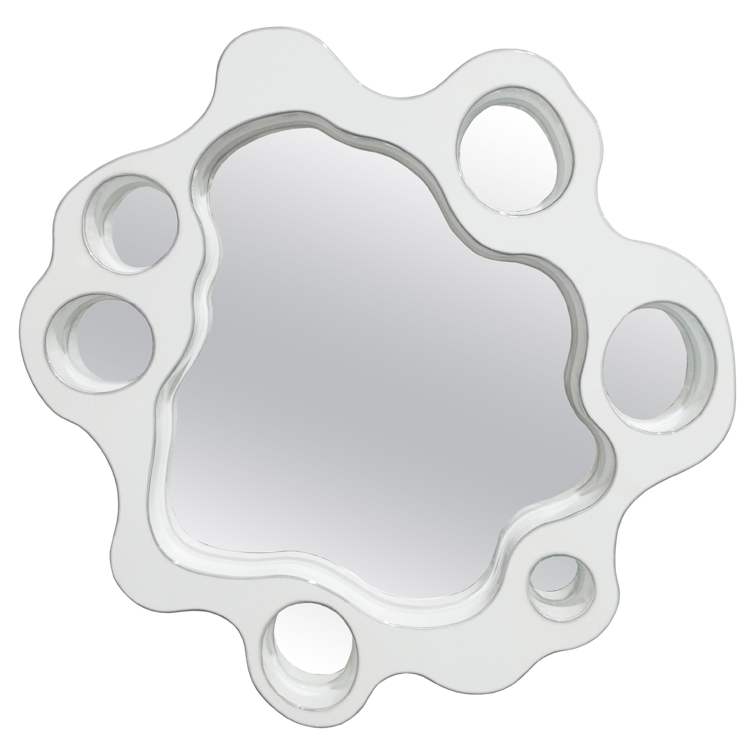 Specchio da parete Whiting Ripple di Bert Furnari in alluminio verniciato a polvere di forma biomorfa