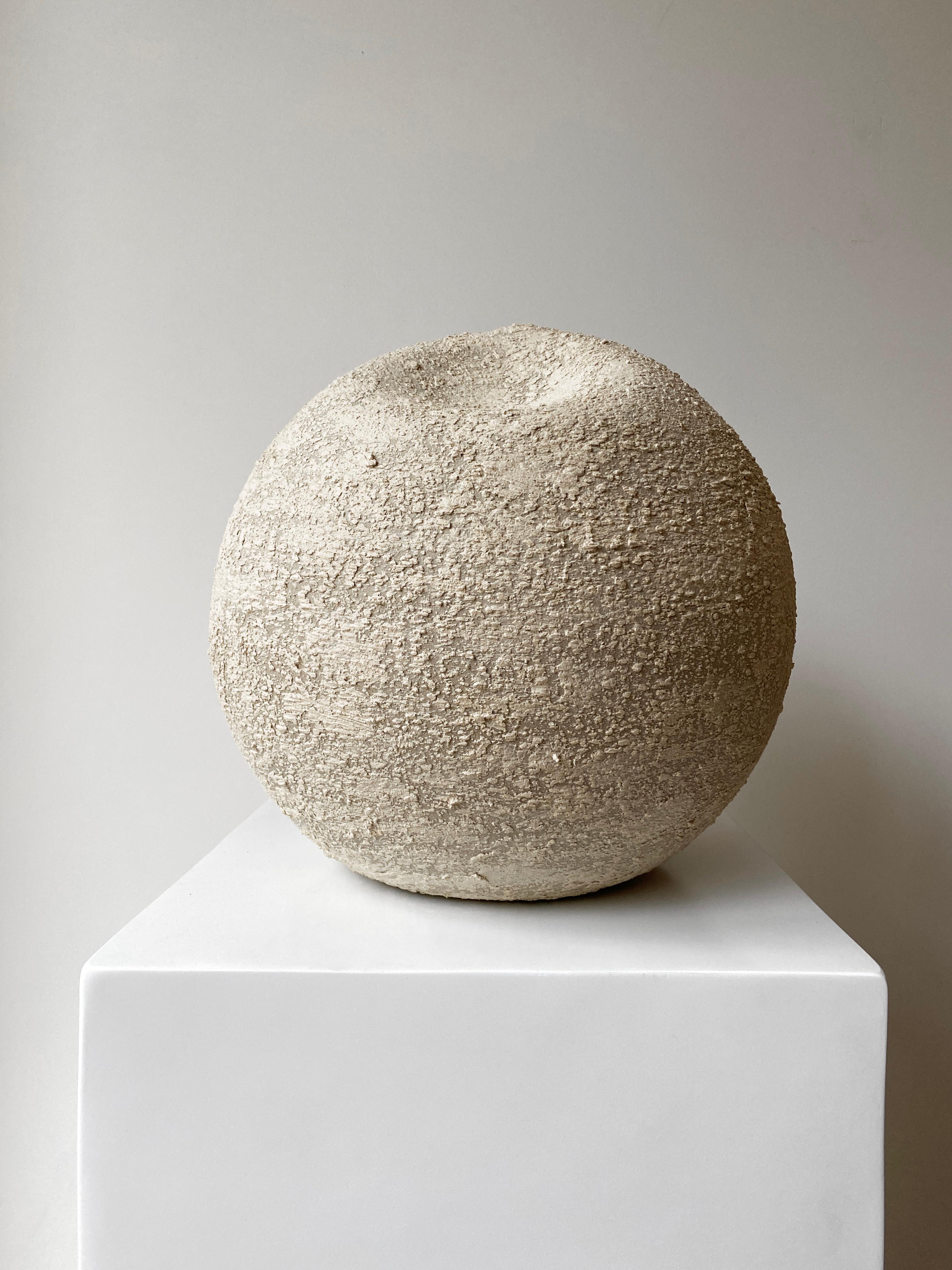 White rock soft moon by Laura Pasquino
Dimensions: Ø 33 x H 32 cm, opening Ø 3 cm
Materials: stoneware ceramic
Finishing: unglazed natural stoneware
Colour: black

Laura Pasquino
Incorporating references from ancient Korean ceramics as well