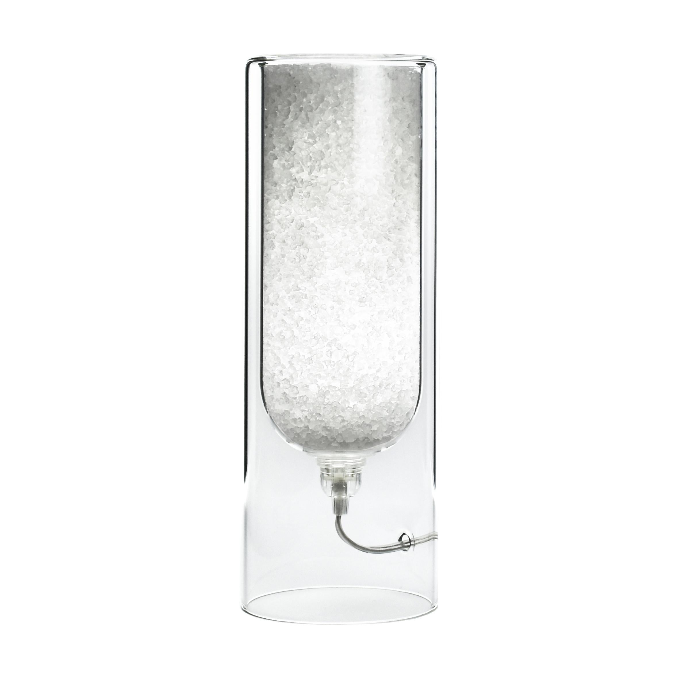 White Rocklumìna XXS table lamp by Coki Barbieri.
Dimensions: W 12 x D 12 x H 33.5 cm.
Materials: Italian rock salt crystals colored with natural pigments, mineral pigments from Italian soil and borosilicate glass.

All our lamps can be wired