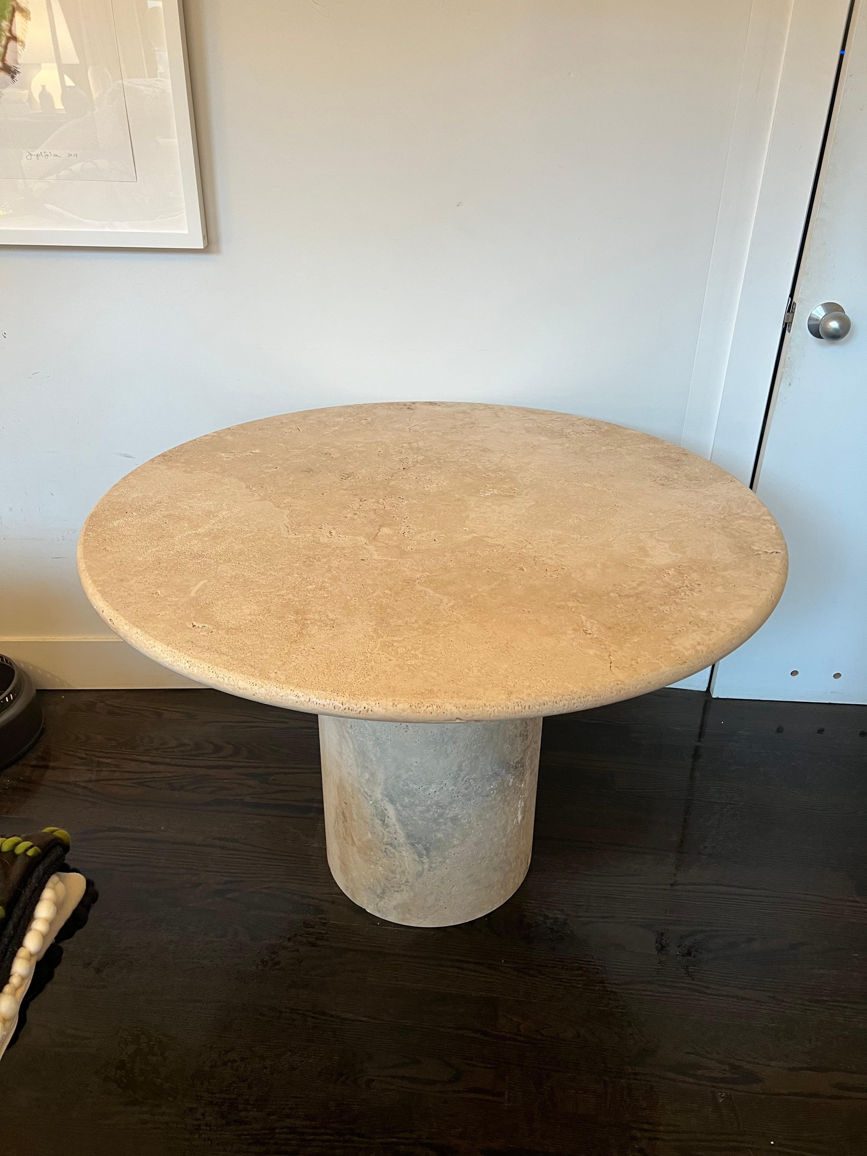 White Roman travertine bistro table by Le Lampade.
Round travertine top supported by a travertine column shaped base. These tables can be custom made.