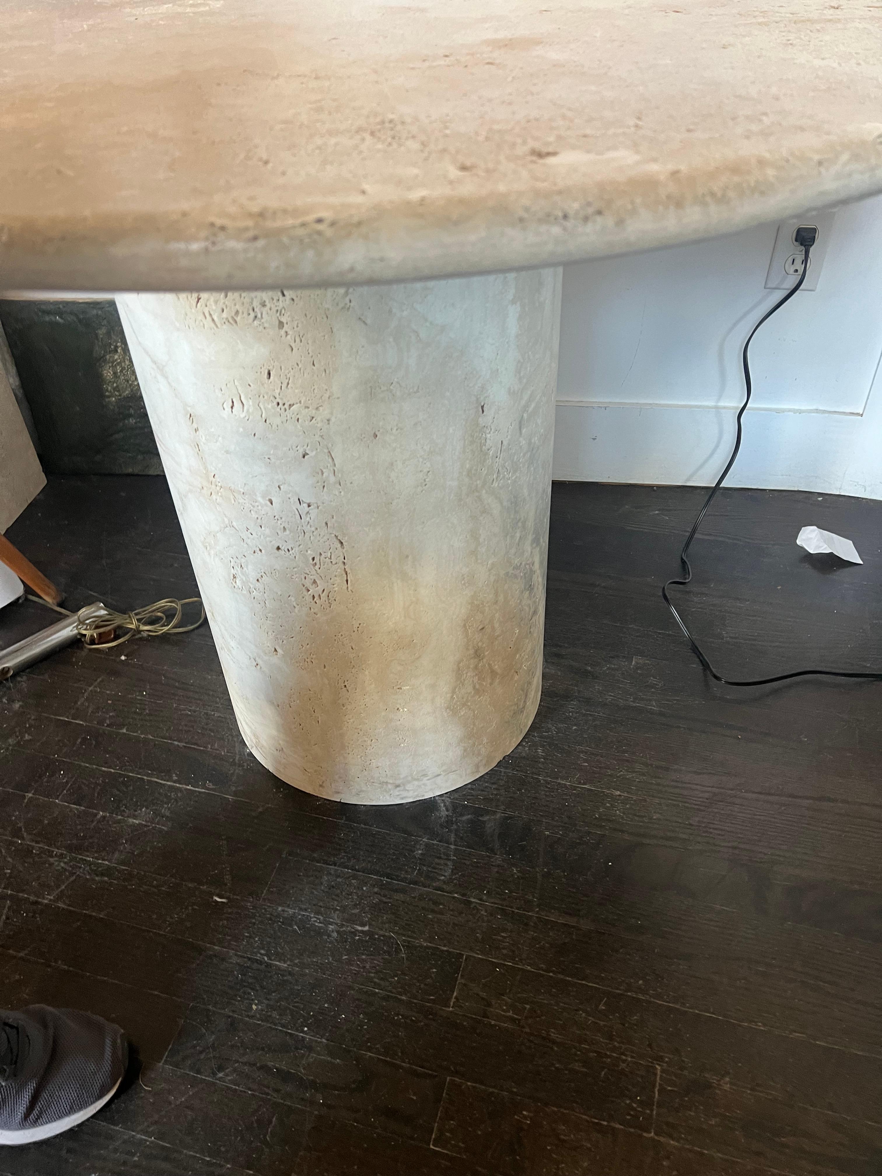 White Roman travertine bistro table by Le Lampade.
Round travertine top supported by a travertine column shaped base. These tables can be custom made. 