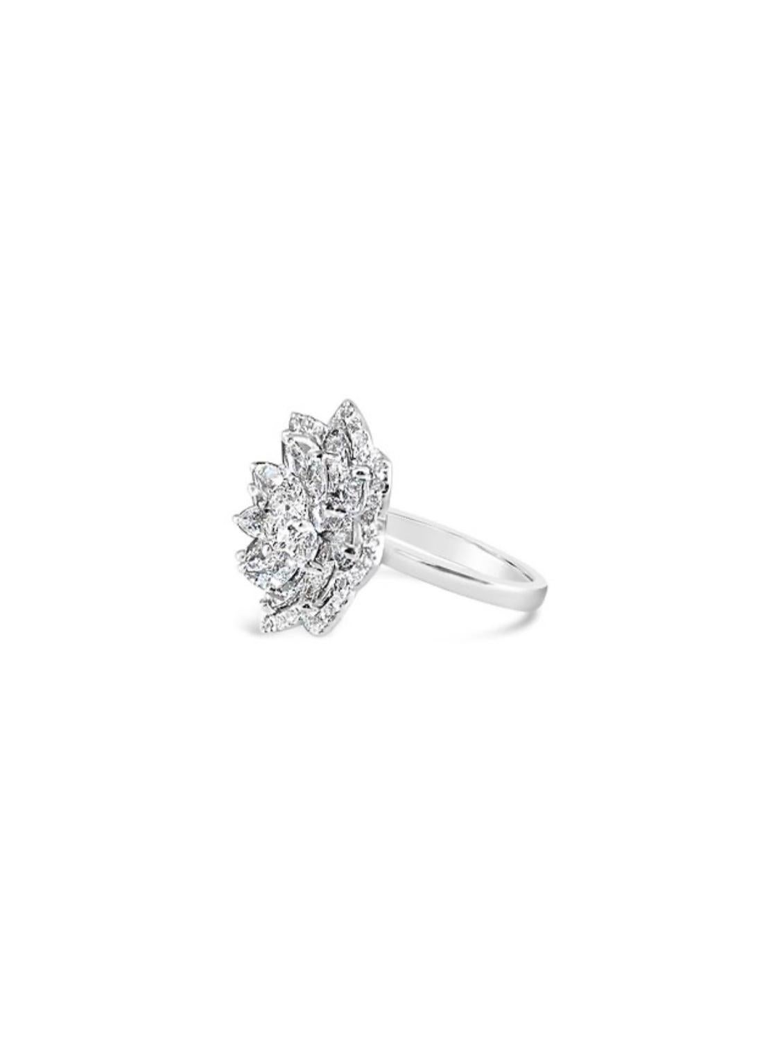 Contemporain Bague en or 18 carats avec diamants blancs taille rose et diamants ronds brillants en vente