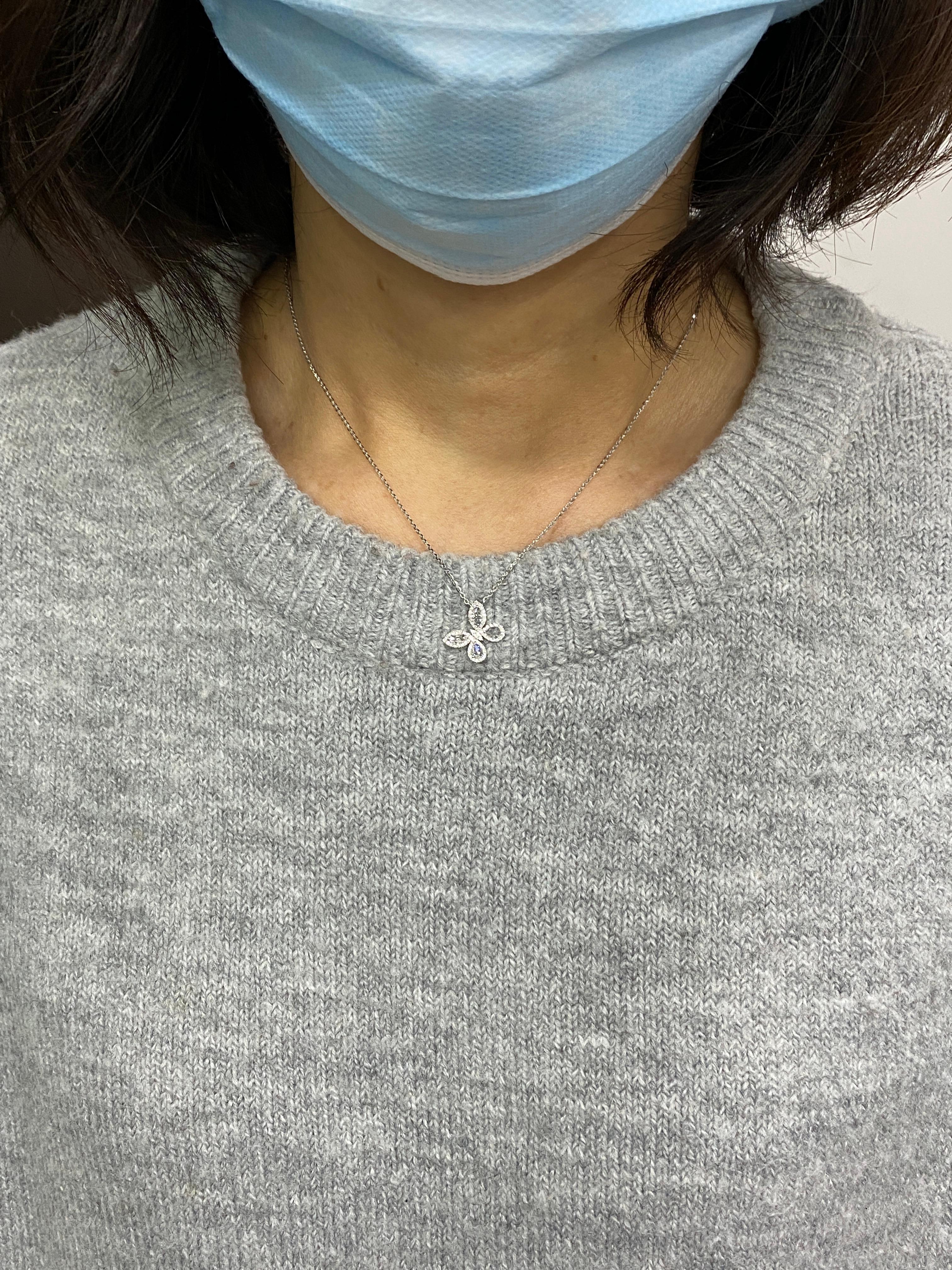 Moderno Collana con farfalla di diamanti bianchi taglio rosa in oro bianco 18 carati in vendita