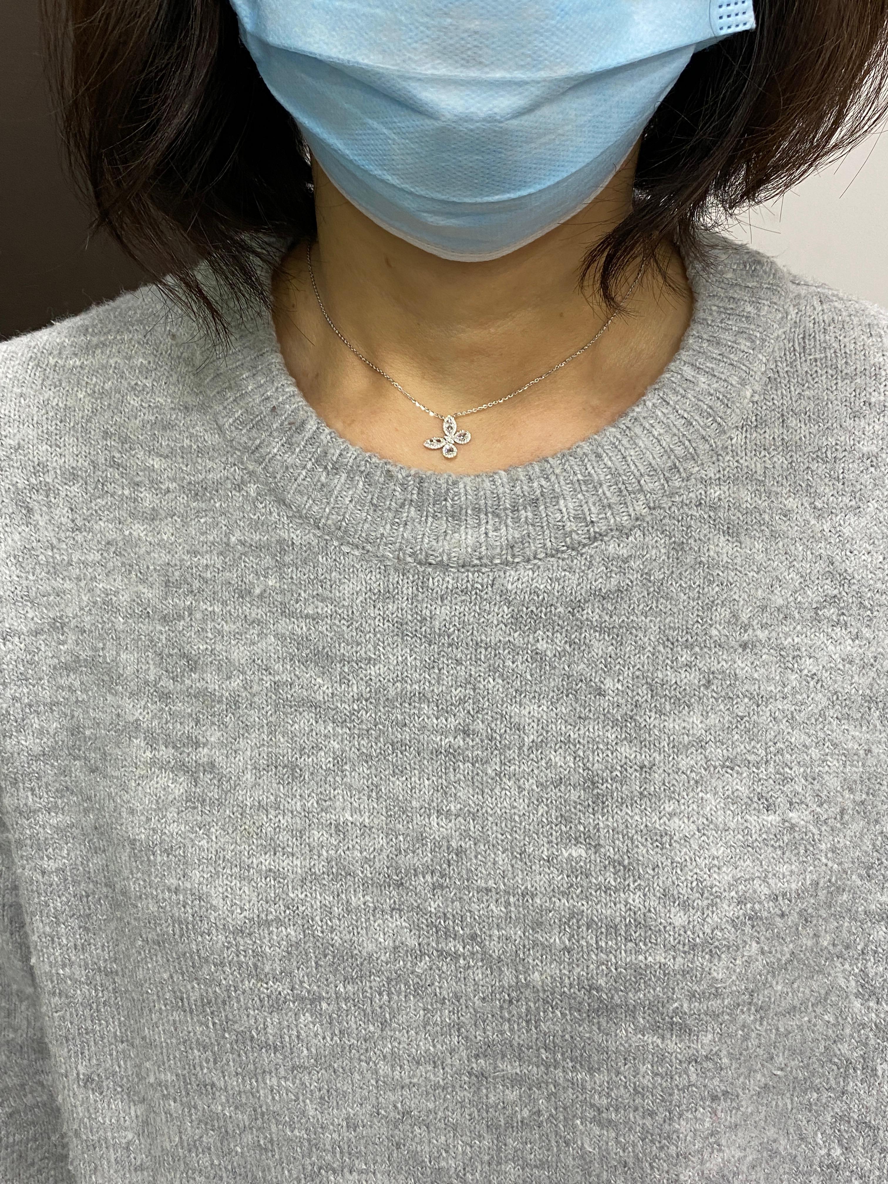 Collana con farfalla di diamanti bianchi taglio rosa in oro bianco 18 carati In condizioni Nuovo in vendita a Hong Kong, HK