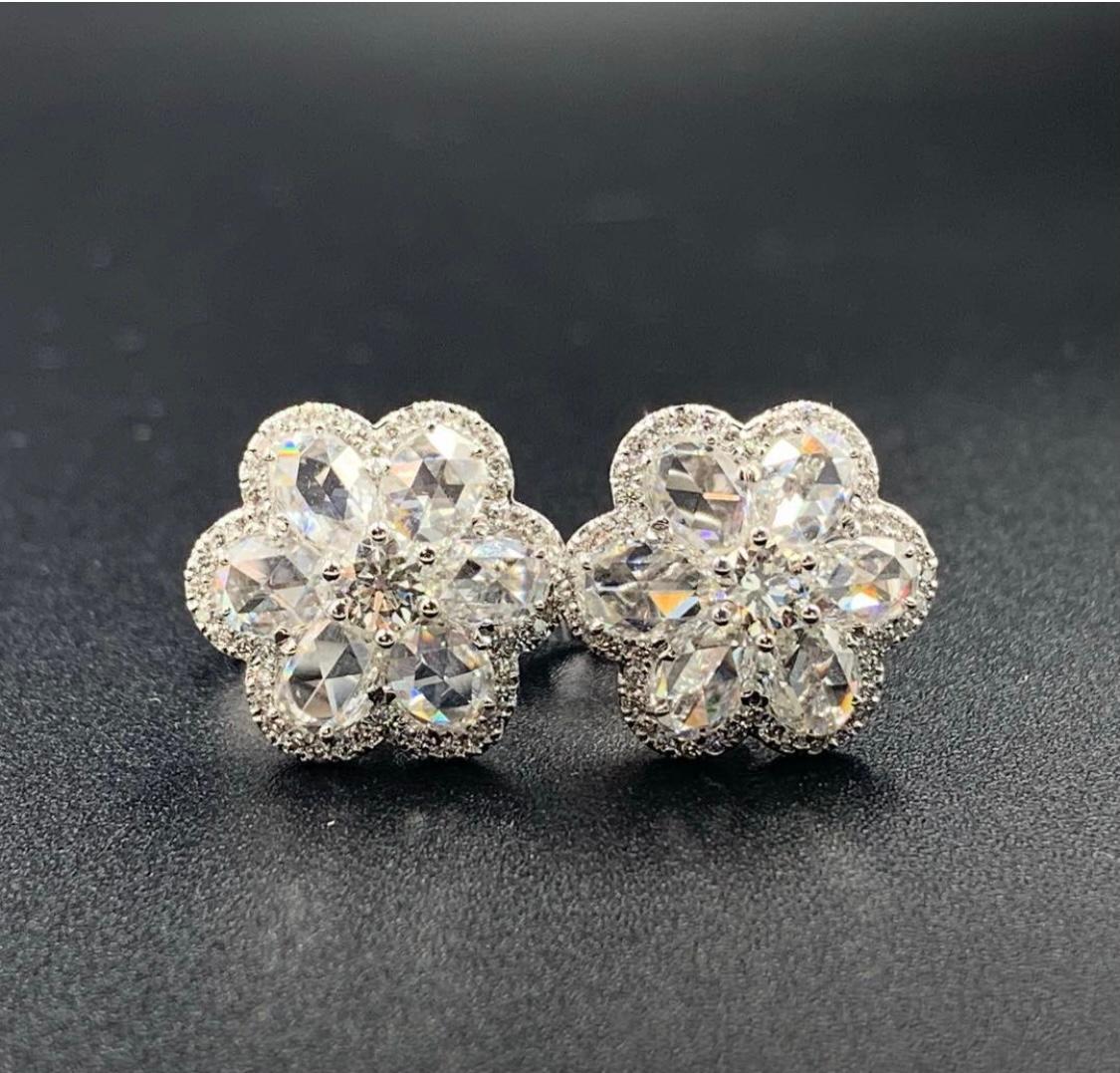 Orecchini con diamanti bianchi taglio rosa di Moguldiam Inc. in oro bianco 18 k. 
Peso del diamante taglio rosa: 2,46 carati 
Diamanti bianchi piccoli: 0,39 carati 
Colore e purezza: colore GH e purezza VS 
Metallo: oro bianco 18k 

Misure: 14,3 mm 