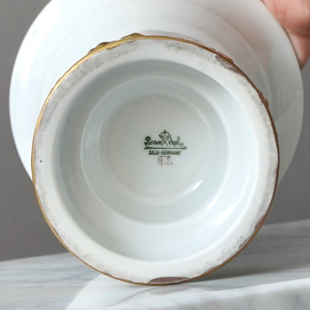 Vaso Art Deco Rosenthal bianco con piede d'oro dipinto a mano. Germania, anni '30. in vendita 3