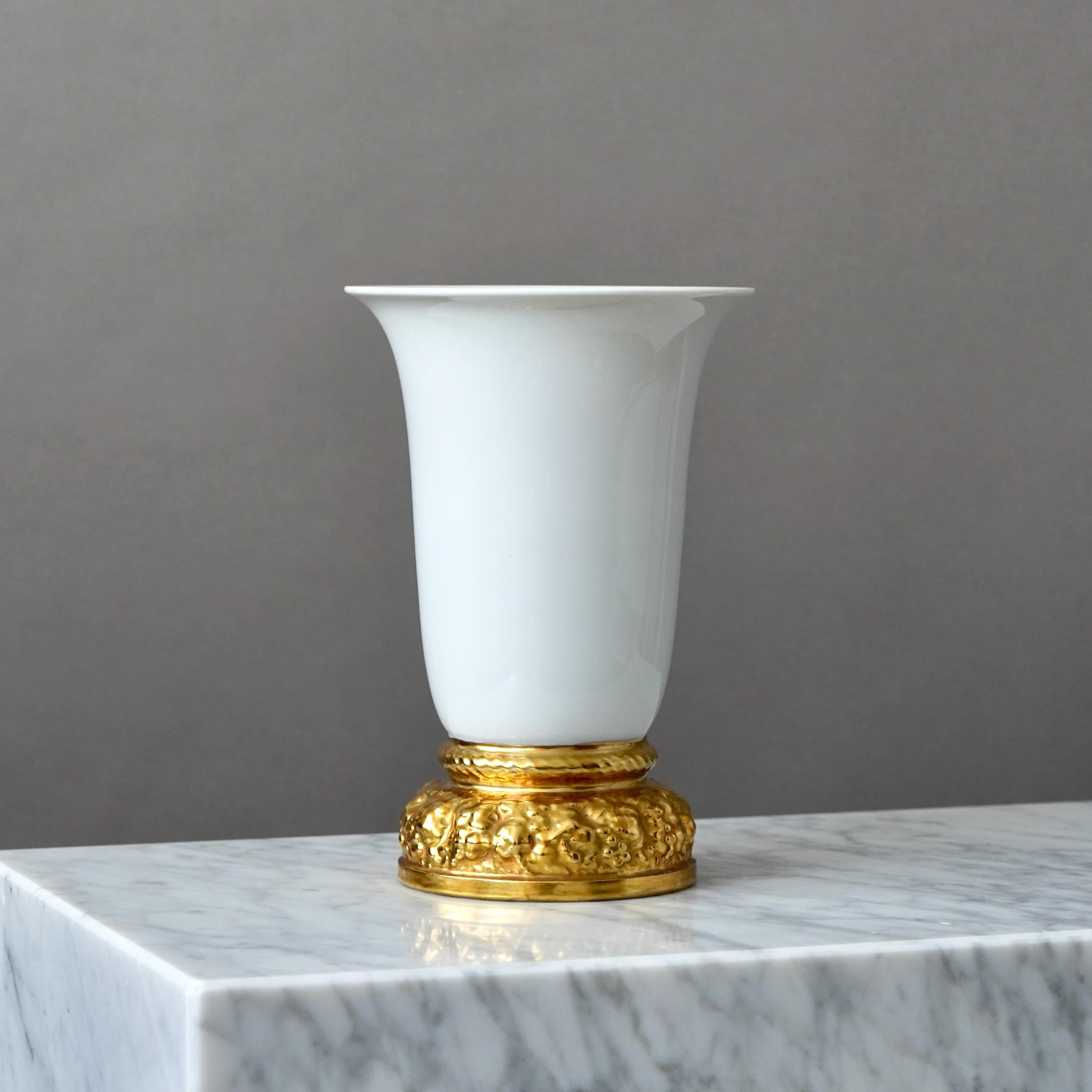Uno splendido vaso con piede in stile Art Déco con piede in oro dipinto a mano.
Prodotto da Rosenthal, Germania, negli anni '30.

Timbro con marchio del produttore.

Ottime condizioni.


