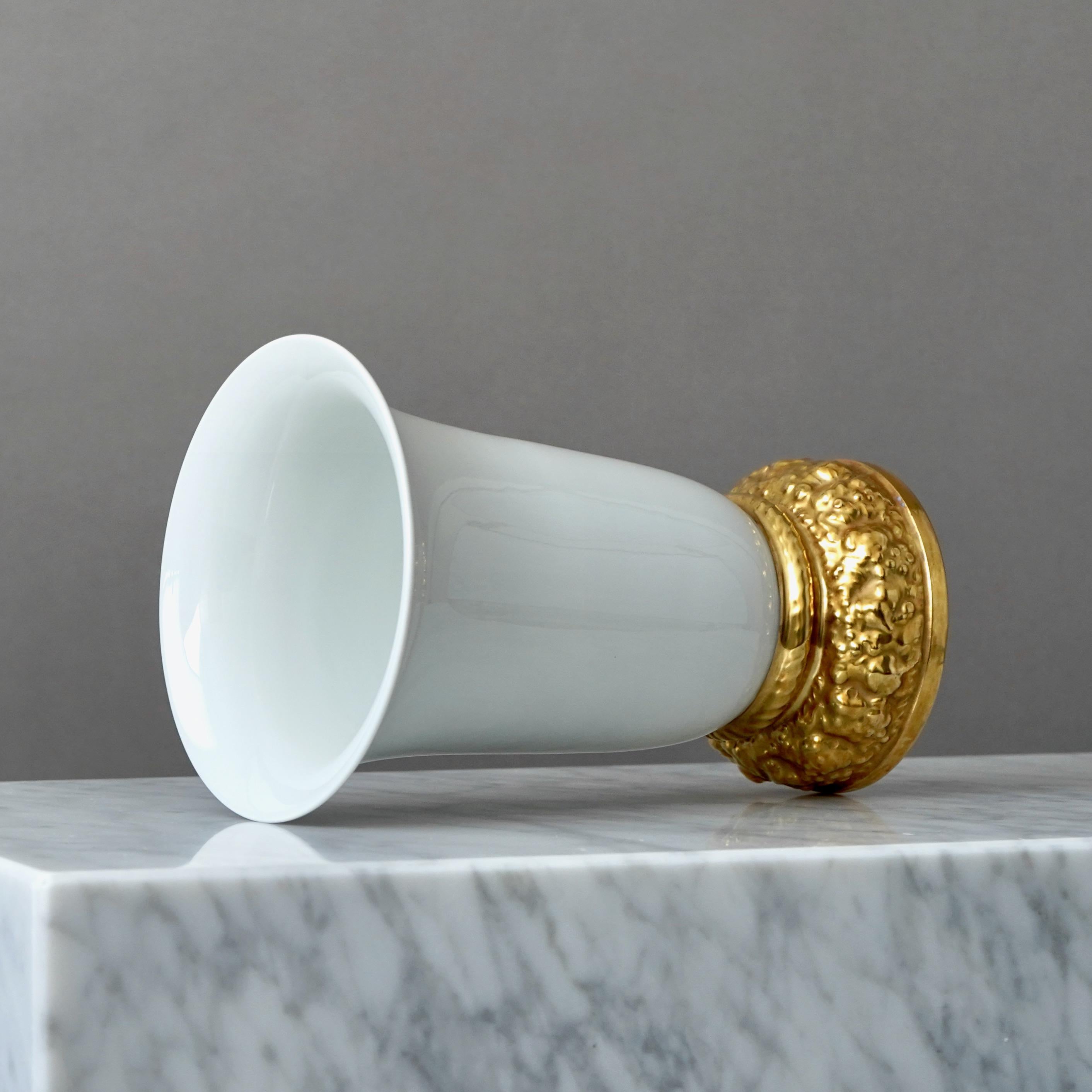 Art Déco Vaso Art Deco Rosenthal bianco con piede d'oro dipinto a mano. Germania, anni '30. in vendita