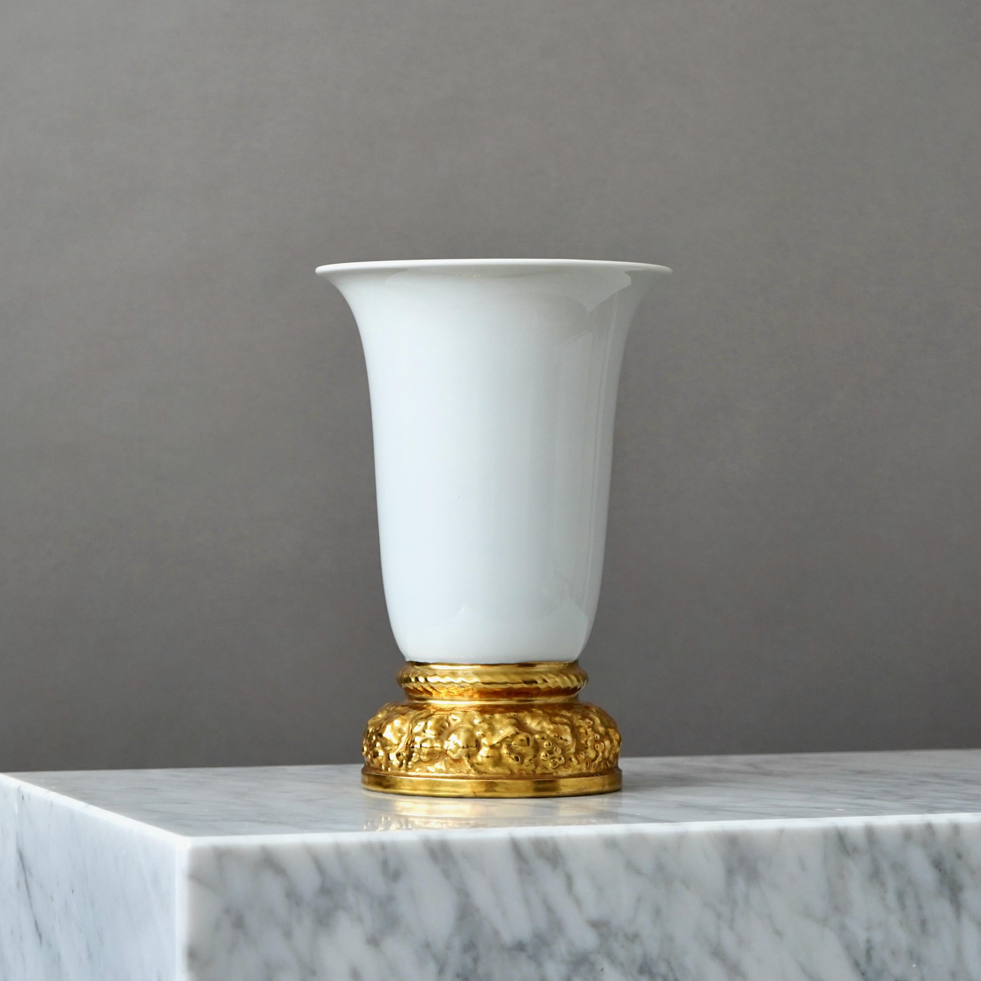 Tedesco Vaso Art Deco Rosenthal bianco con piede d'oro dipinto a mano. Germania, anni '30. in vendita