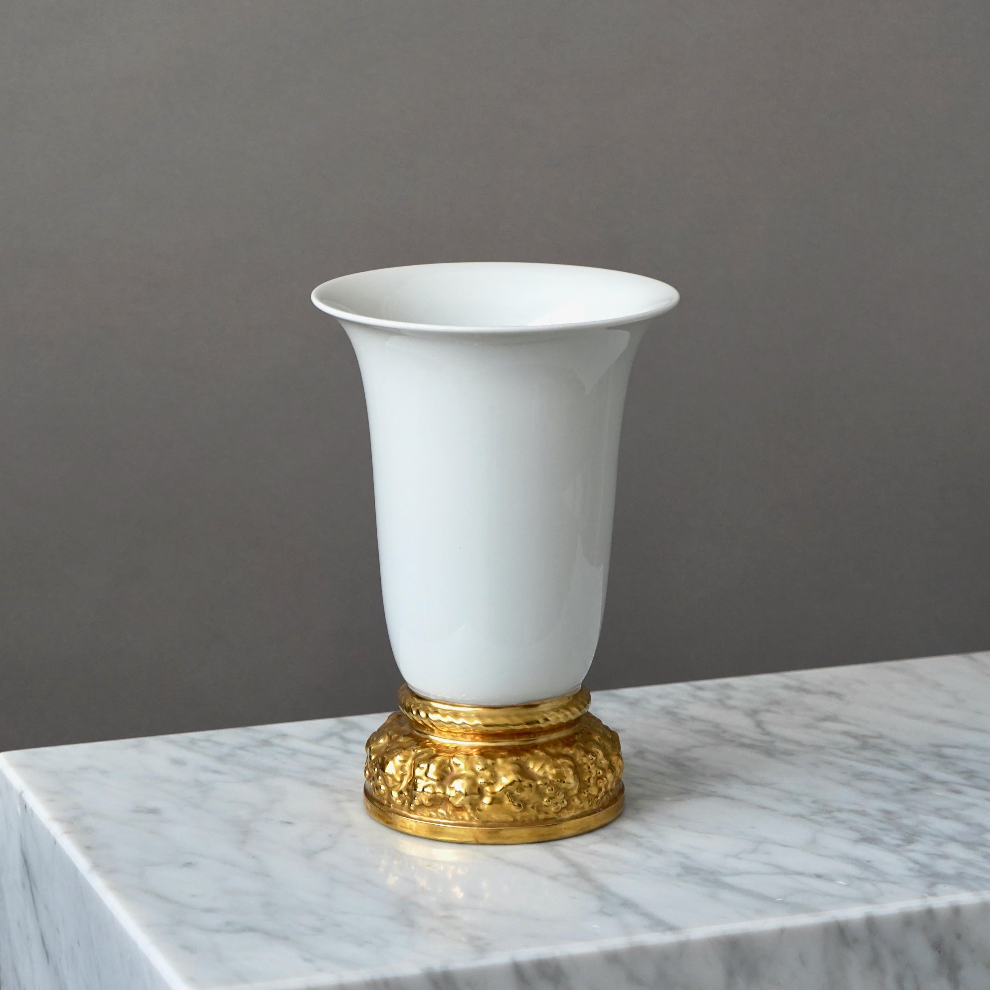 Smaltato Vaso Art Deco Rosenthal bianco con piede d'oro dipinto a mano. Germania, anni '30. in vendita