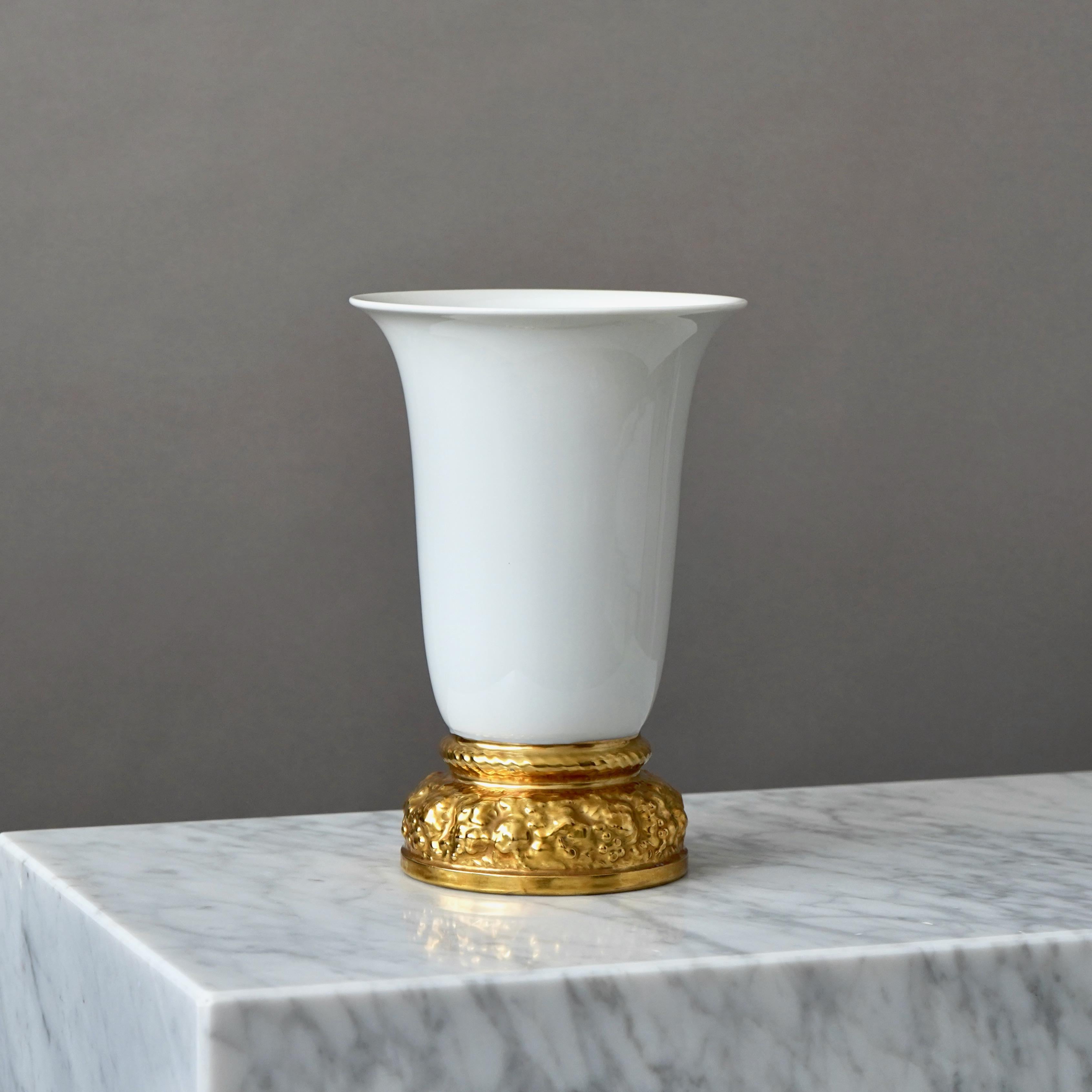 Vaso Art Deco Rosenthal bianco con piede d'oro dipinto a mano. Germania, anni '30. In condizioni buone in vendita a Malmö, SE