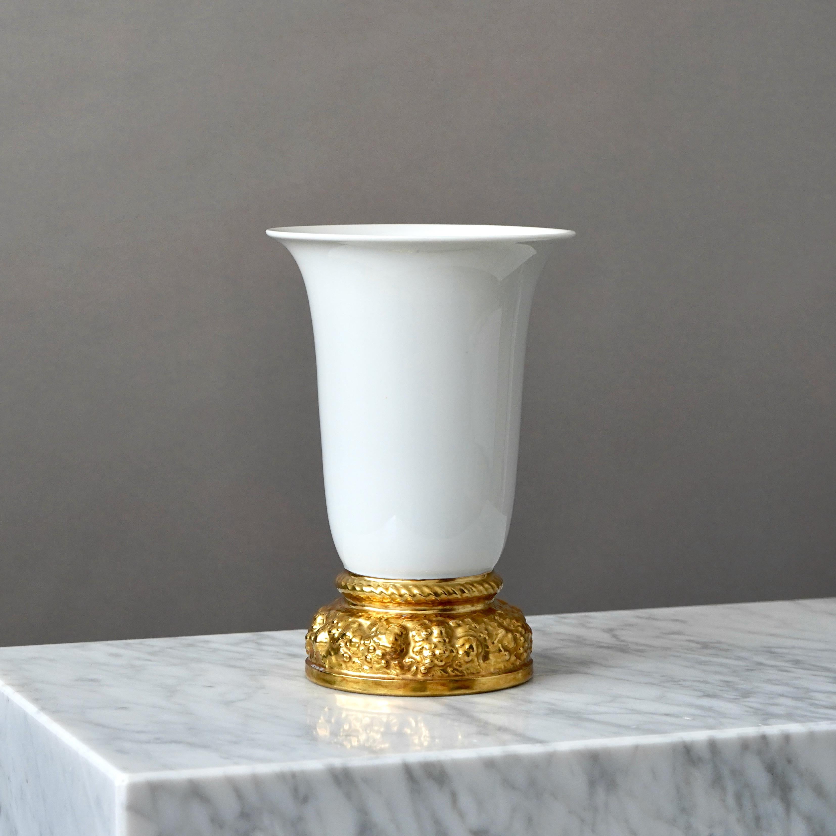 Metà XX secolo Vaso Art Deco Rosenthal bianco con piede d'oro dipinto a mano. Germania, anni '30. in vendita