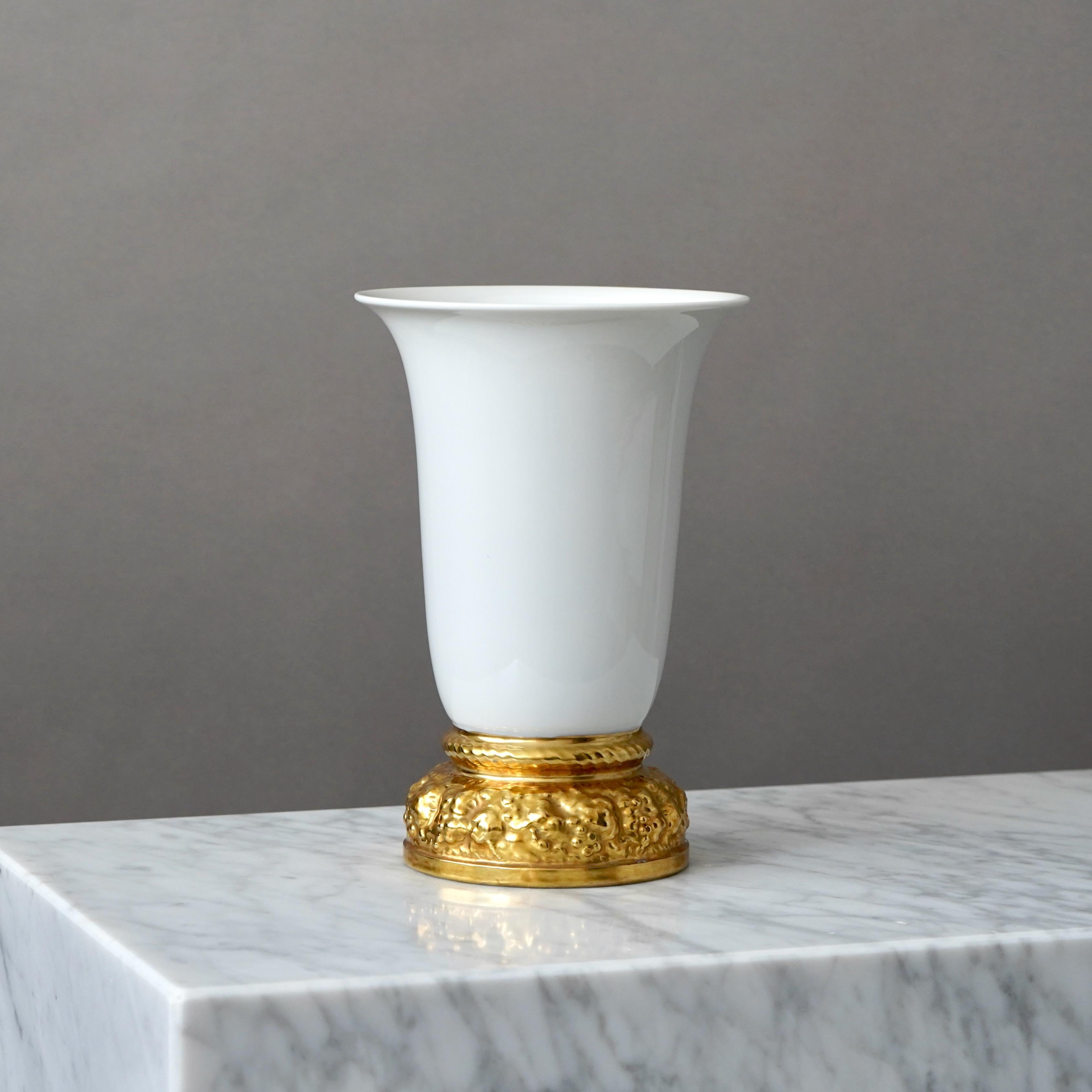 Porcellana Vaso Art Deco Rosenthal bianco con piede d'oro dipinto a mano. Germania, anni '30. in vendita