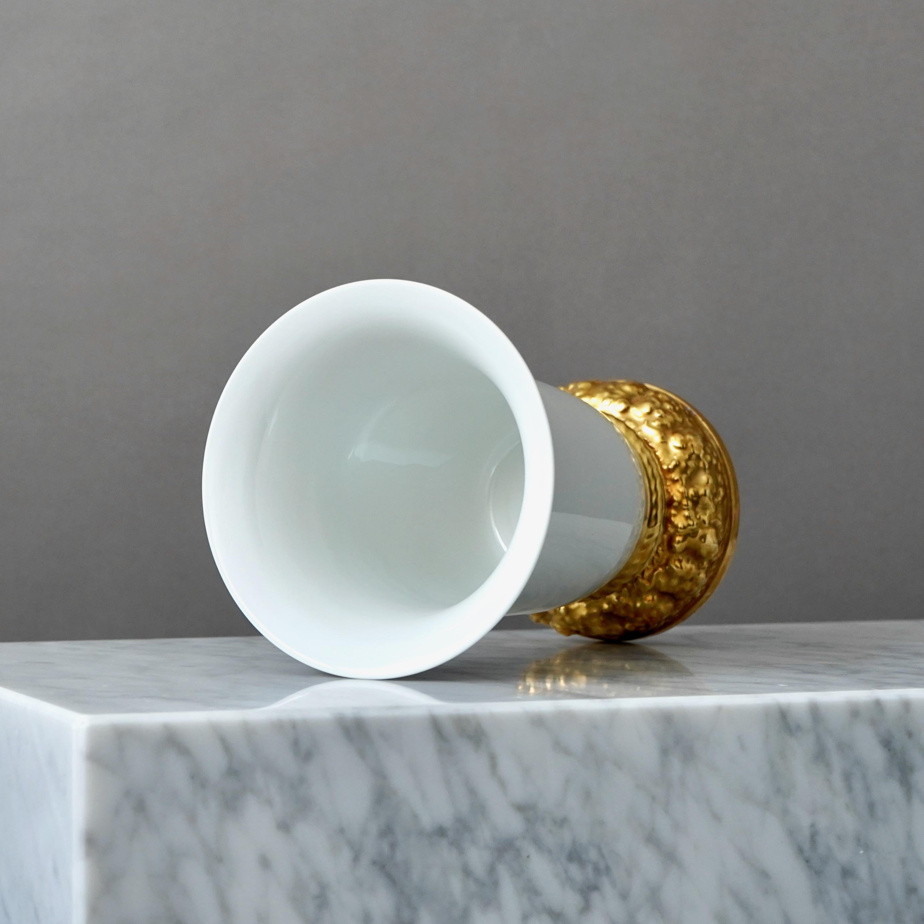 Vaso Art Deco Rosenthal bianco con piede d'oro dipinto a mano. Germania, anni '30. in vendita 1