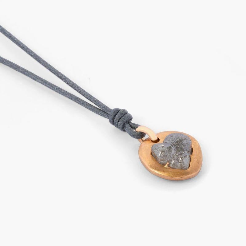 Ciondolo con diamante bianco grezzo (7,9ct) in oro rosa 18k

Un magnifico diamante bianco grezzo, proveniente dall'India, è inserito in una montatura a griffe, che permette alla bellezza grezza e organica del diamante di risplendere e di essere