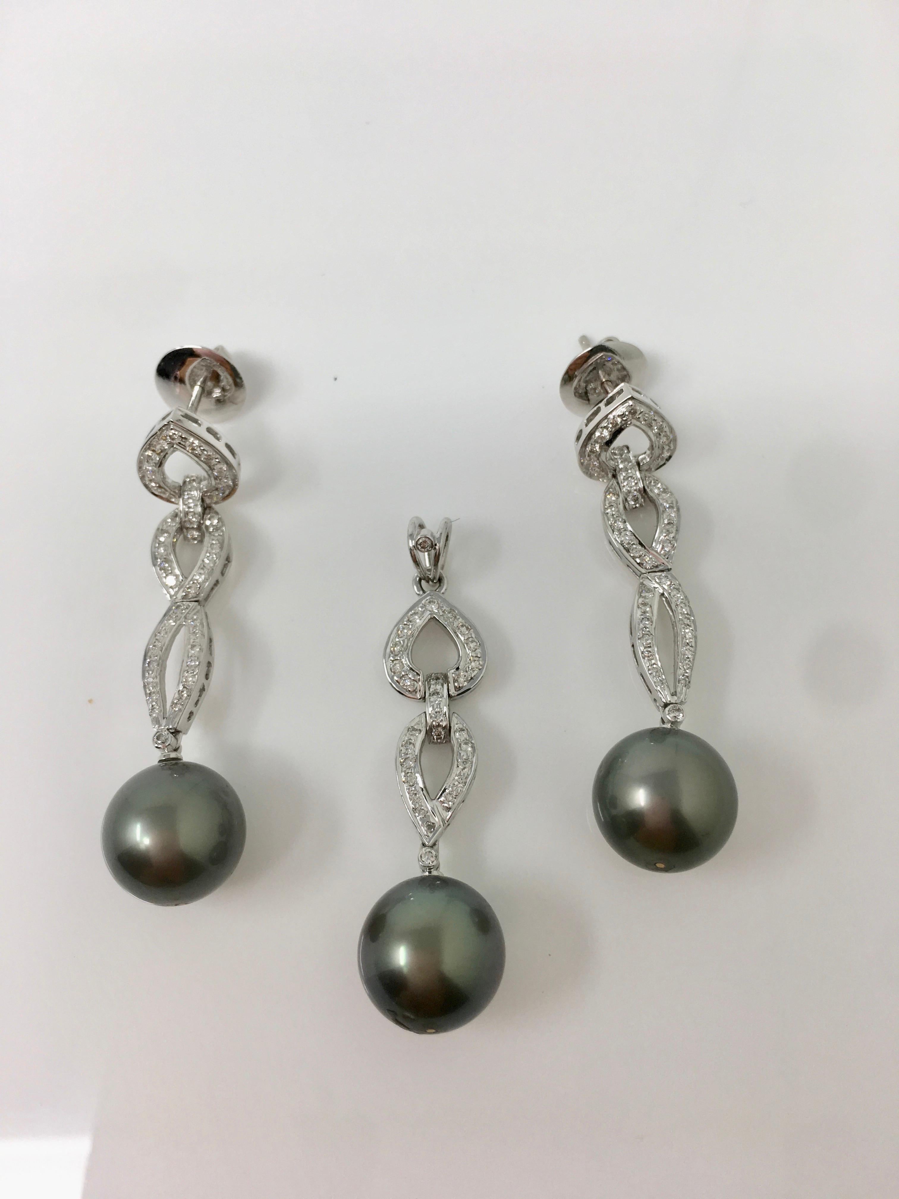 Ce fabuleux diamant blanc rond brillant pesant 1,68 carat avec pureté VS, couleur GH et perles grises des mers du sud ( trois 11,6mm chacune ) ensemble de pendentifs en trois pièces.  comprend un pendentif et une paire de boucles d'oreilles. La