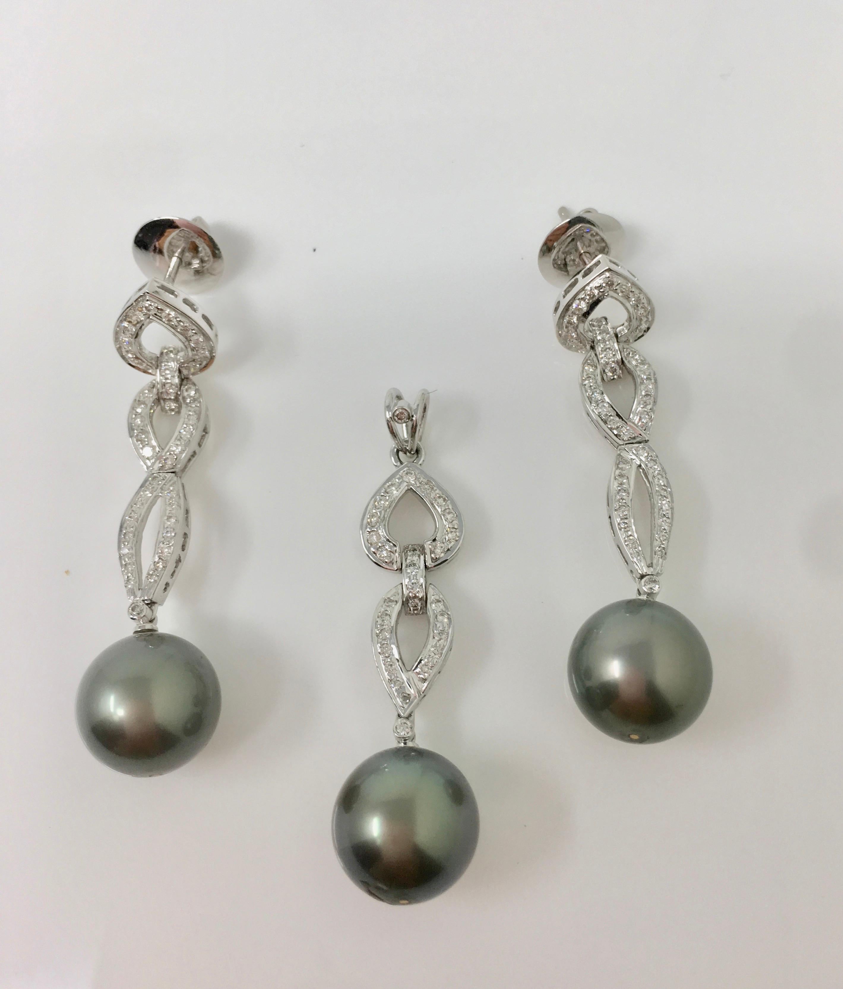 Taille ronde Pendentif en or blanc 18 carats composé de perles des mers du Sud grises et de perles rondes brillantes. en vente