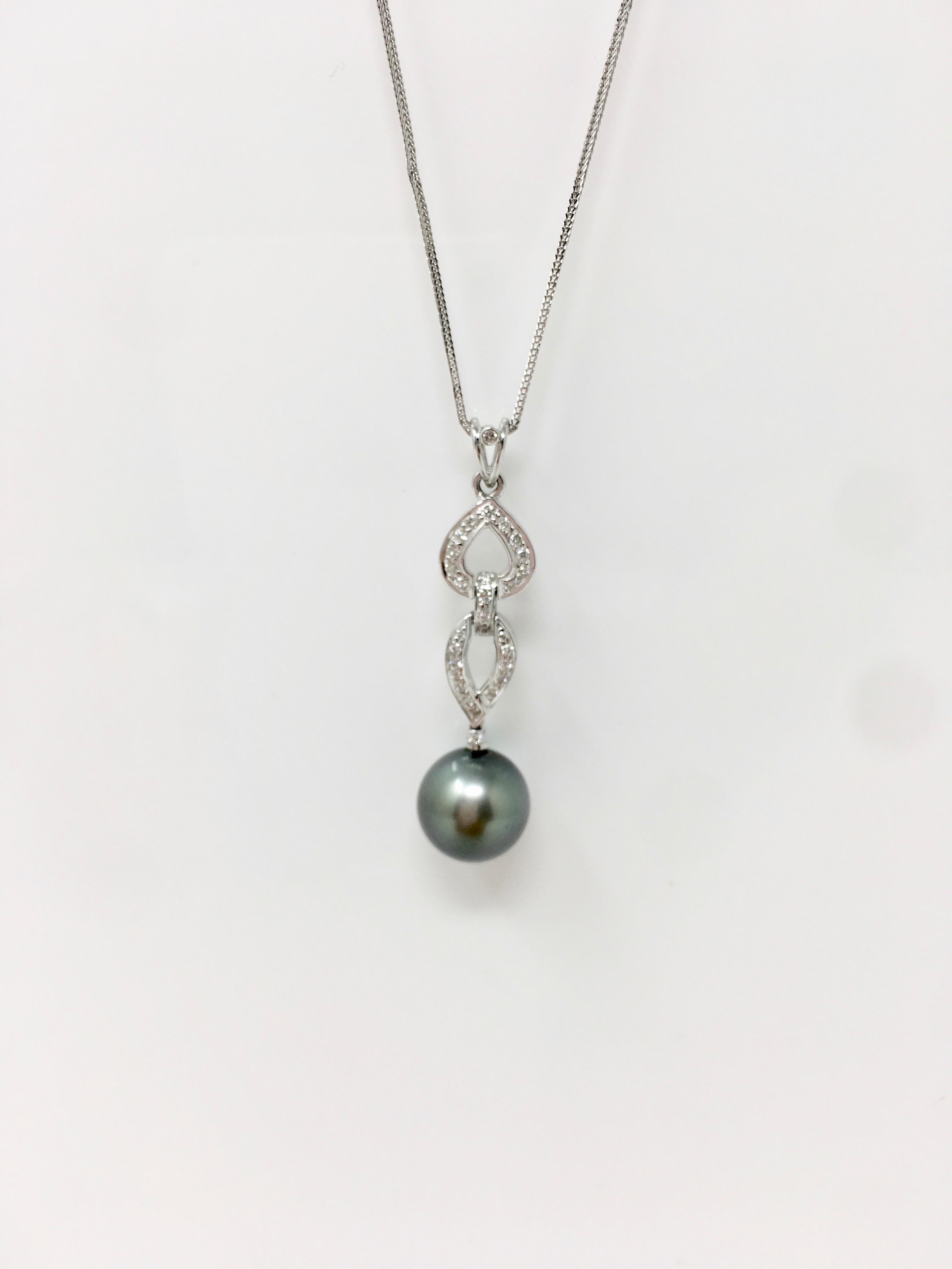 Pendentif en or blanc 18 carats composé de perles des mers du Sud grises et de perles rondes brillantes. en vente 1