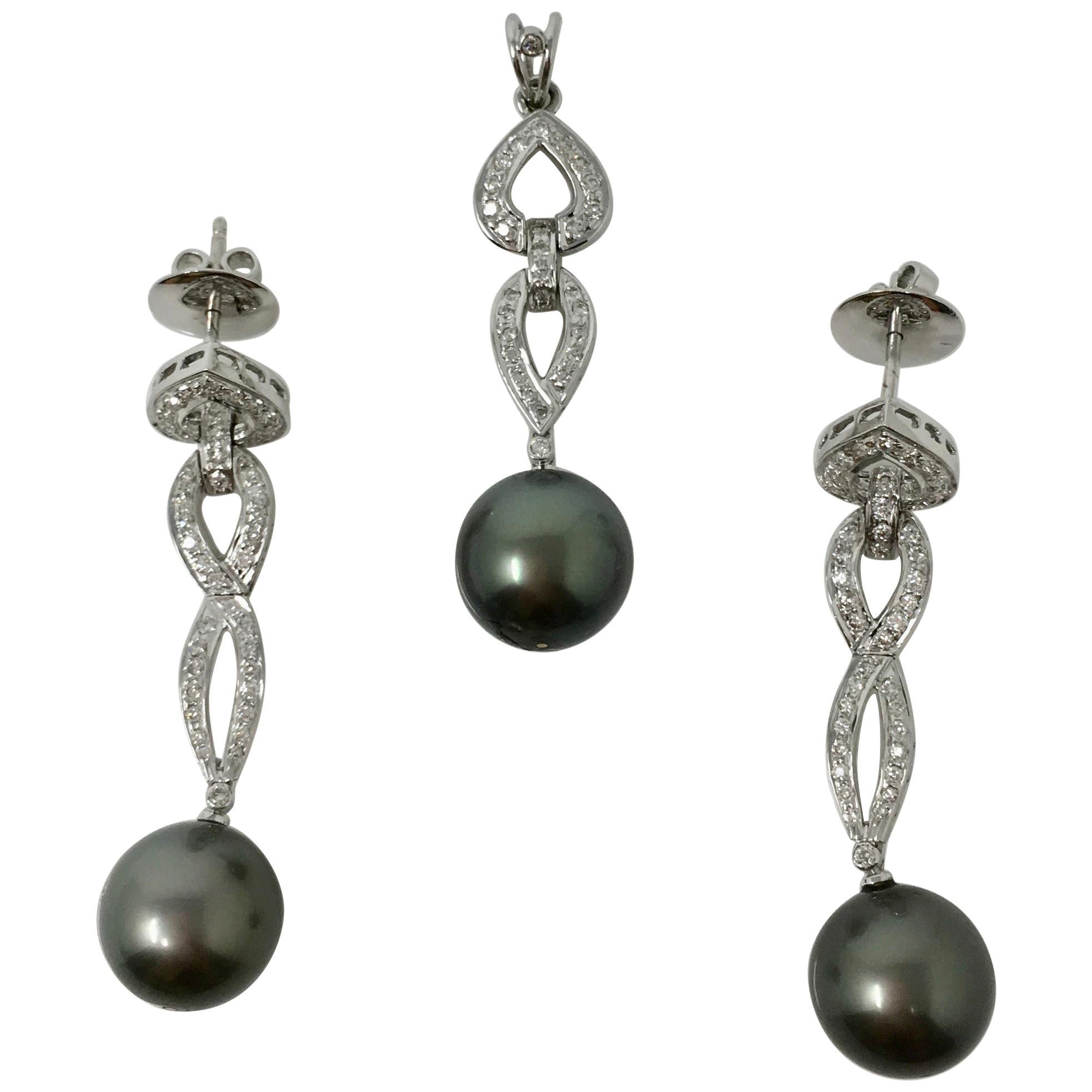 Pendentif en or blanc 18 carats serti d'une perle des mers du Sud ronde brillante et grise. en vente