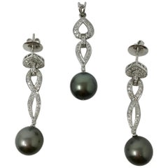 Pendentif en or blanc 18 carats serti d'une perle des mers du Sud ronde brillante et grise.