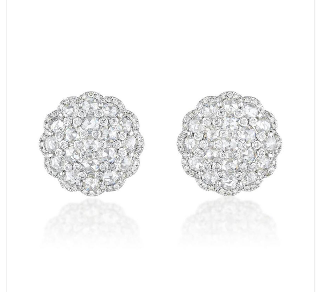 Ces magnifiques boucles d'oreilles en diamant blanc, uniques en leur genre, sont magnifiquement réalisées à la main en or blanc 18 carats. 
Les détails sont les suivants : 
Poids du diamant : Diamant rond brillant : taille rose : 4 carats ( couleur