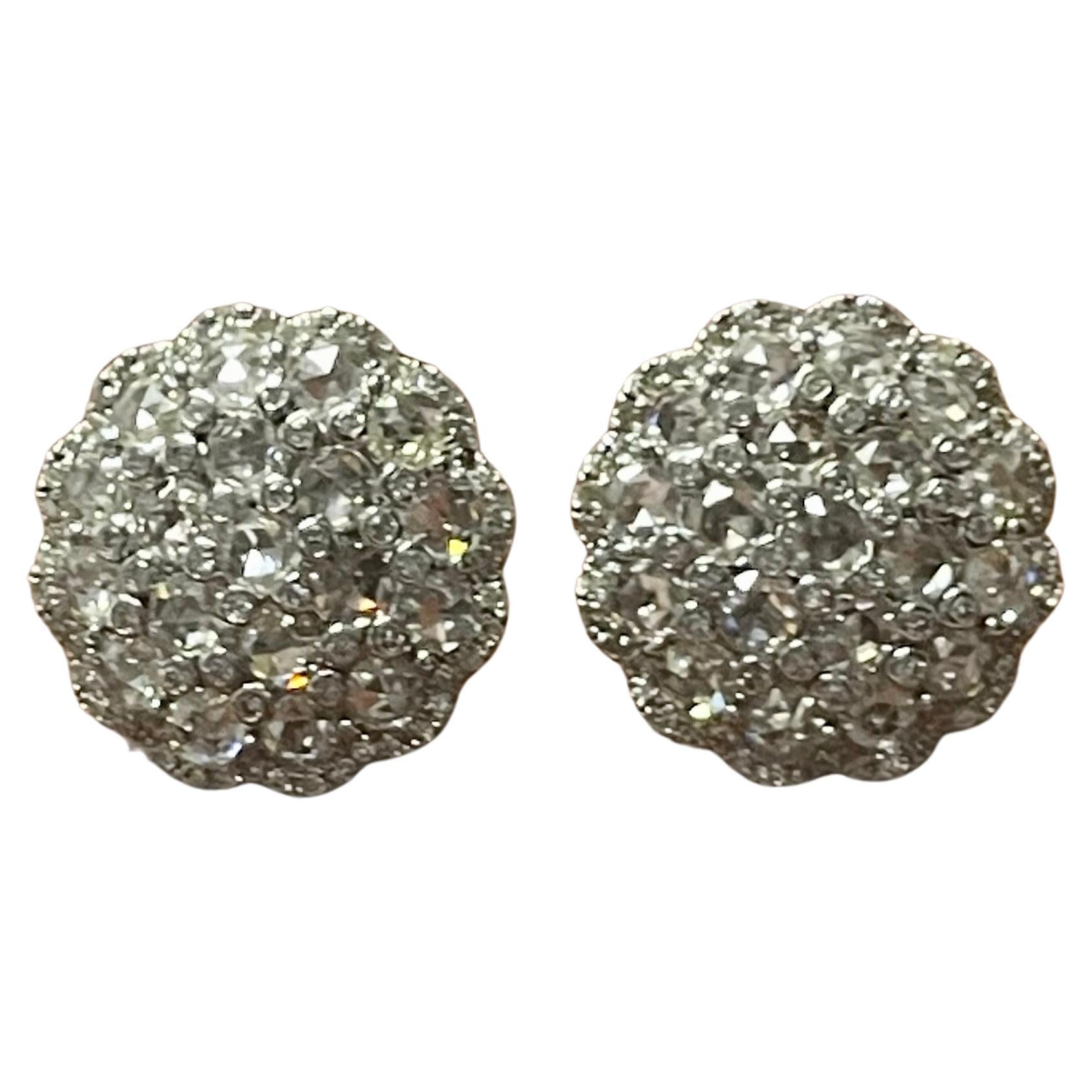 Boucles d'oreilles en or blanc 18 carats avec diamants ronds, brillants et taillés en rose. Neuf - En vente à New York, NY