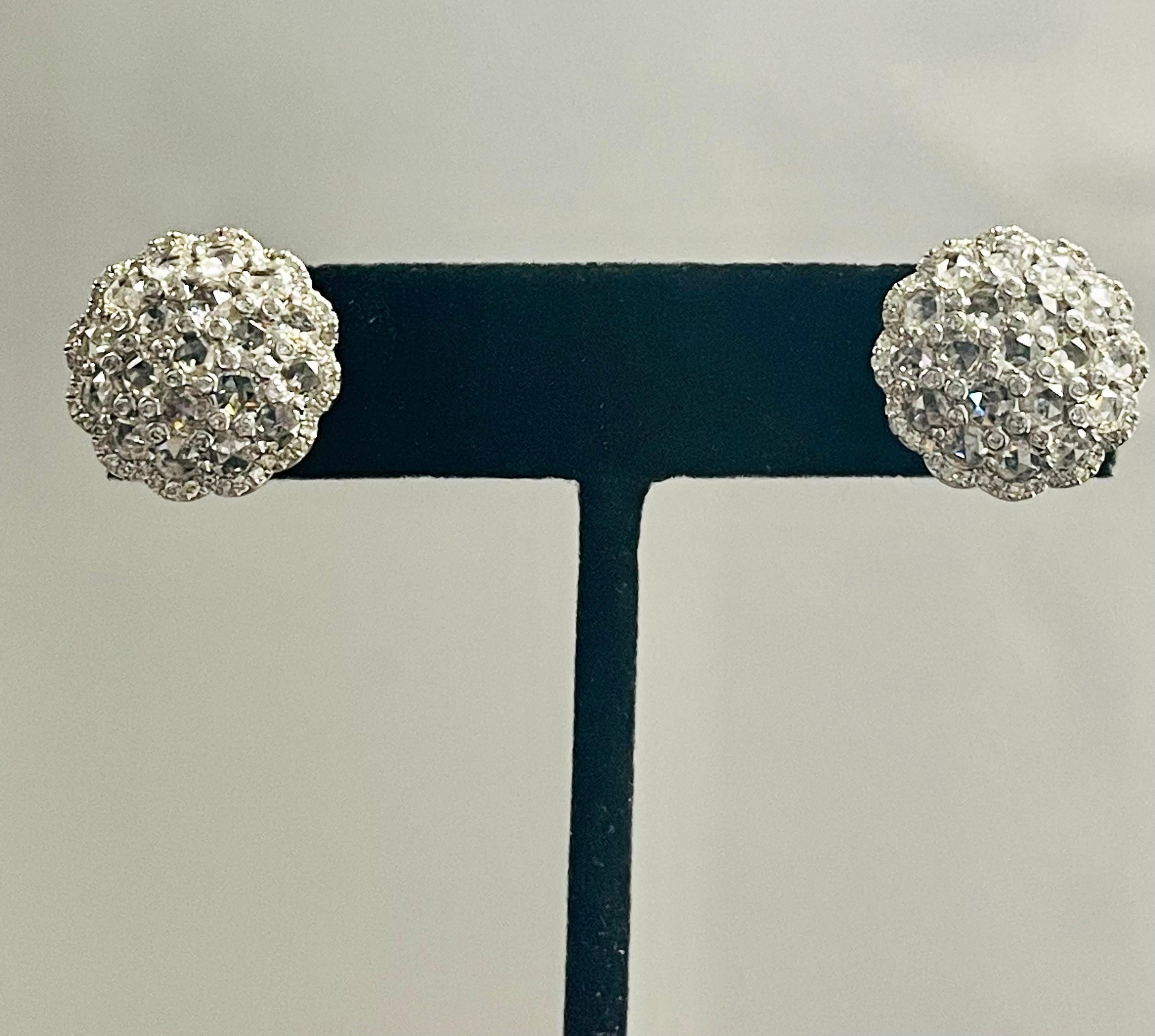 Boucles d'oreilles en or blanc 18 carats avec diamants ronds, brillants et taillés en rose. en vente 1