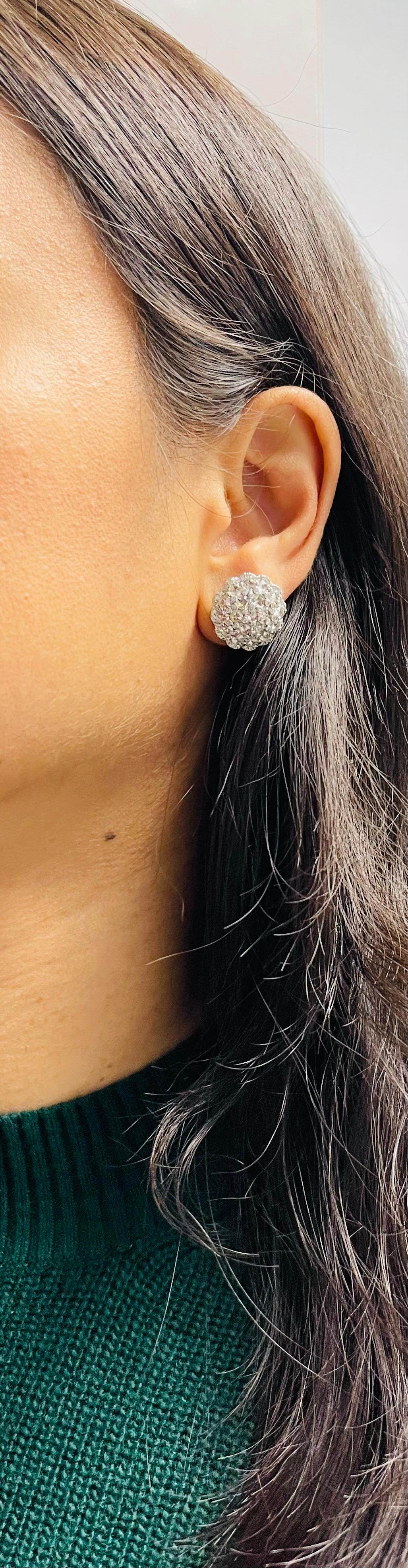 Boucles d'oreilles en or blanc 18 carats avec diamants ronds, brillants et taillés en rose. en vente 3