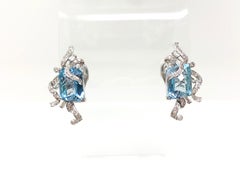 Ohrstecker aus 18 Karat Gold mit weißem, rundem Brillantdiamant und blauem Topas