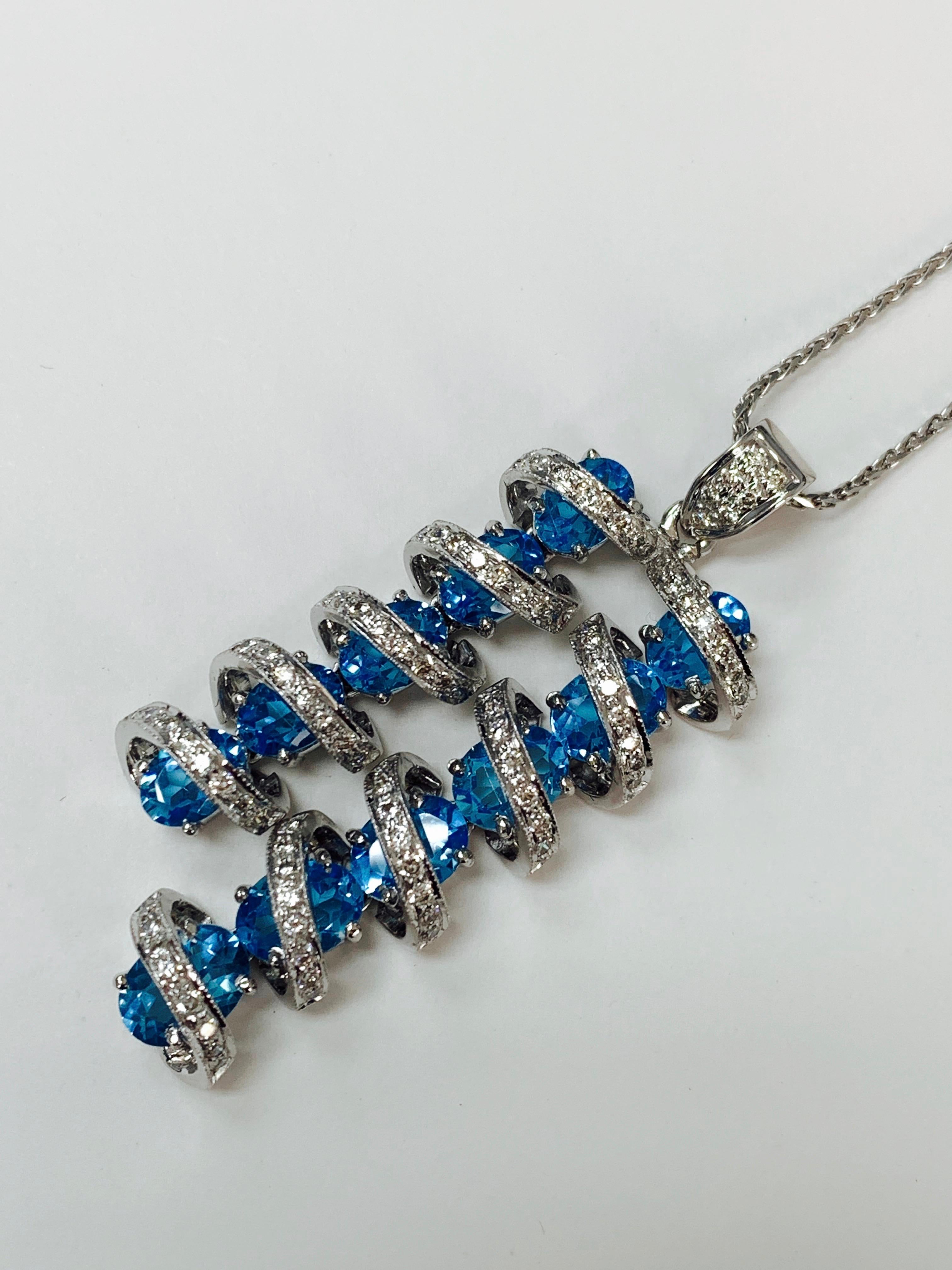White Round Brilliant Diamond and Blue Topaz Pendant in 18k White Gold In New Condition For Sale In New York, NY