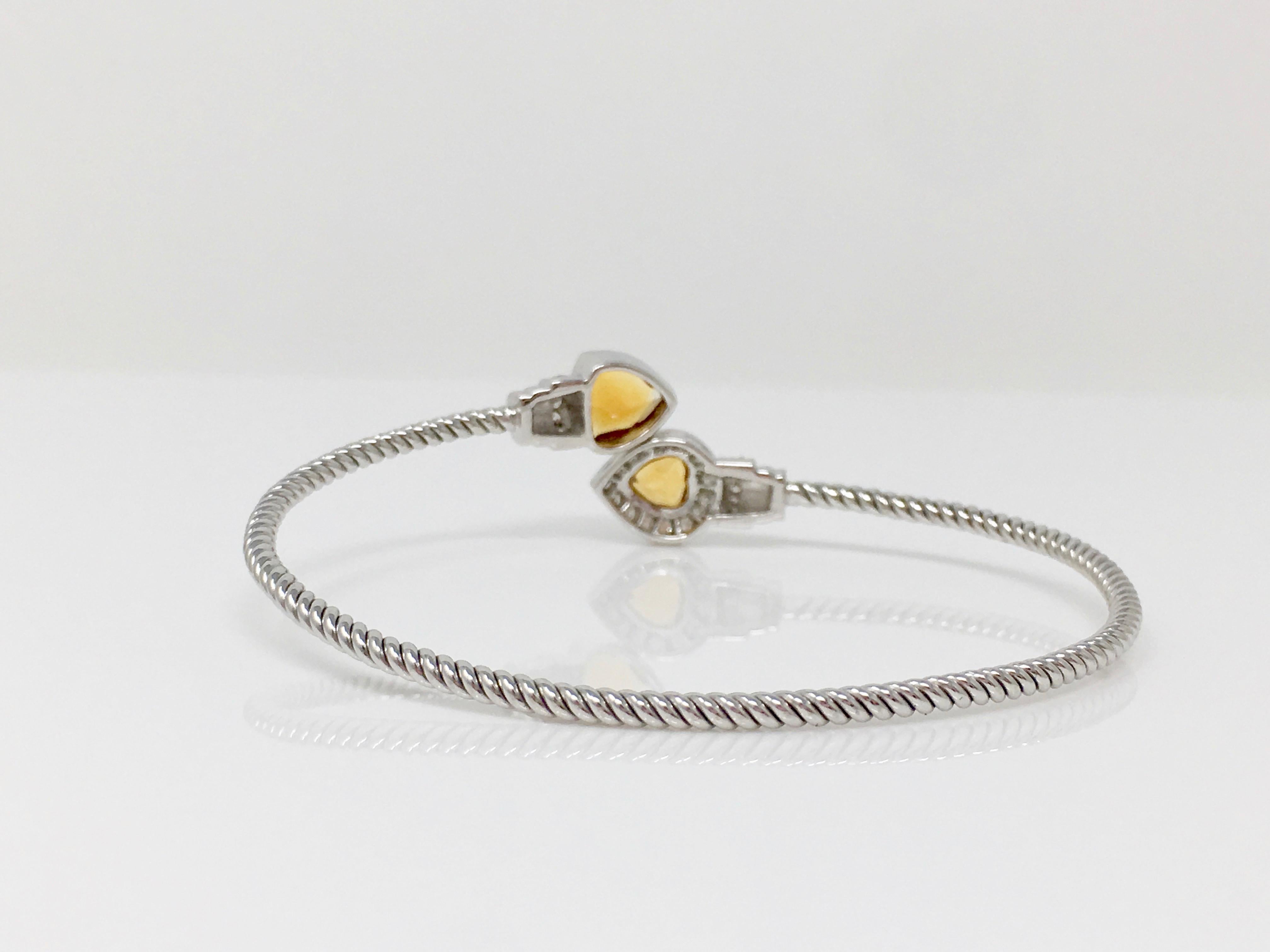 Taglio rotondo Bangle flessibile con diamante tondo brillante e topazio d'oro in oro bianco 18 carati. in vendita
