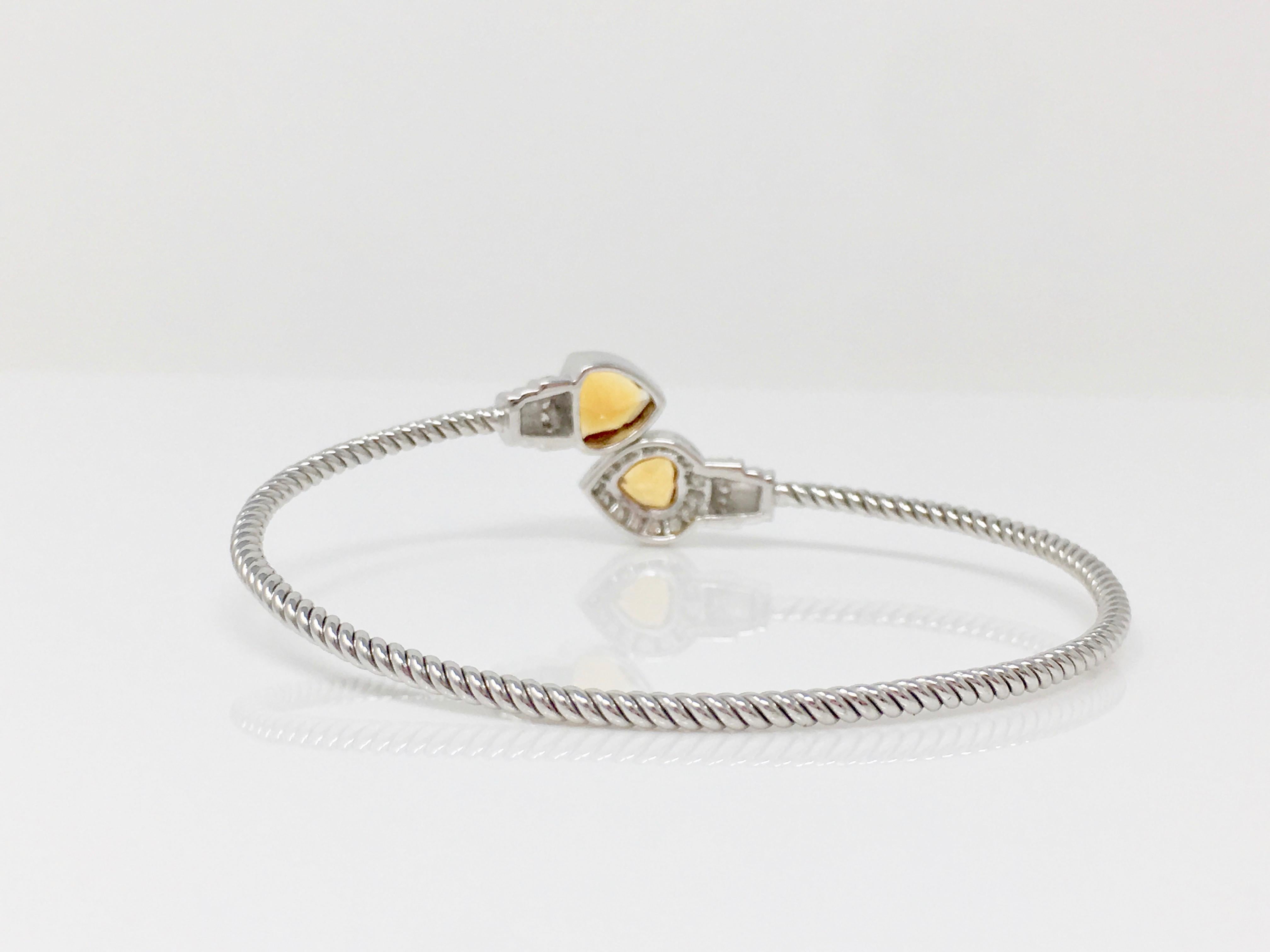 Bangle flessibile con diamante tondo brillante e topazio d'oro in oro bianco 18 carati. In condizioni Nuovo in vendita a New York, NY