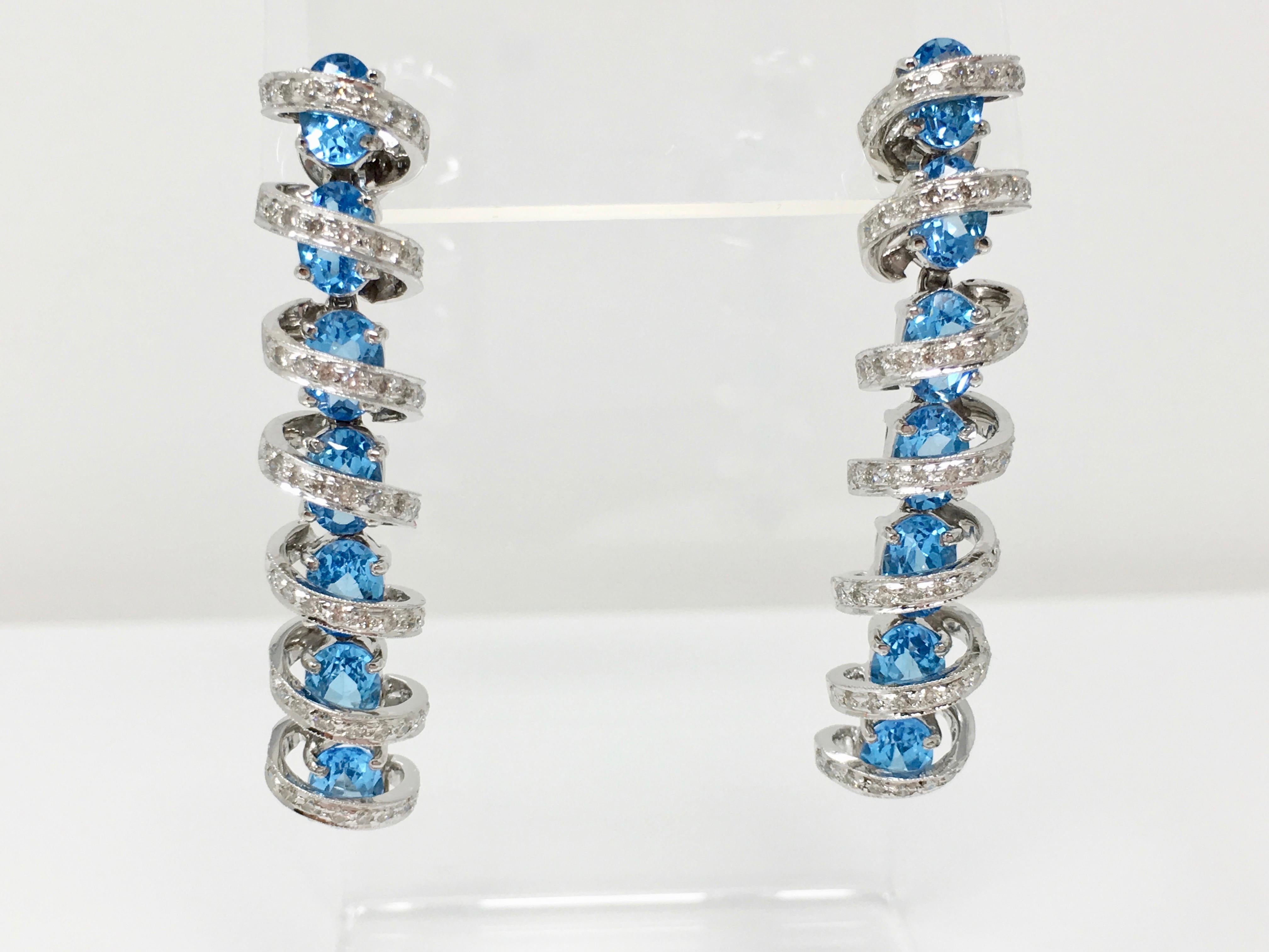 Taille ovale Pendentif en or 18 carats serti d'un diamant rond brillant et d'une topaze bleue ovale Whiting en vente