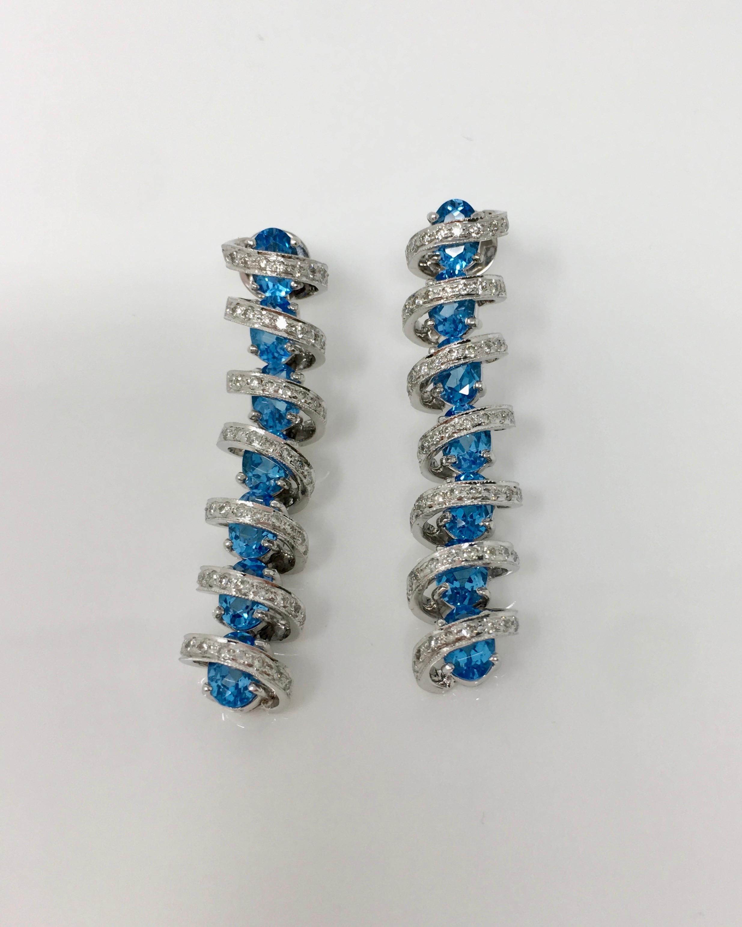 Pendentif en or 18 carats serti d'un diamant rond brillant et d'une topaze bleue ovale Whiting Neuf - En vente à New York, NY