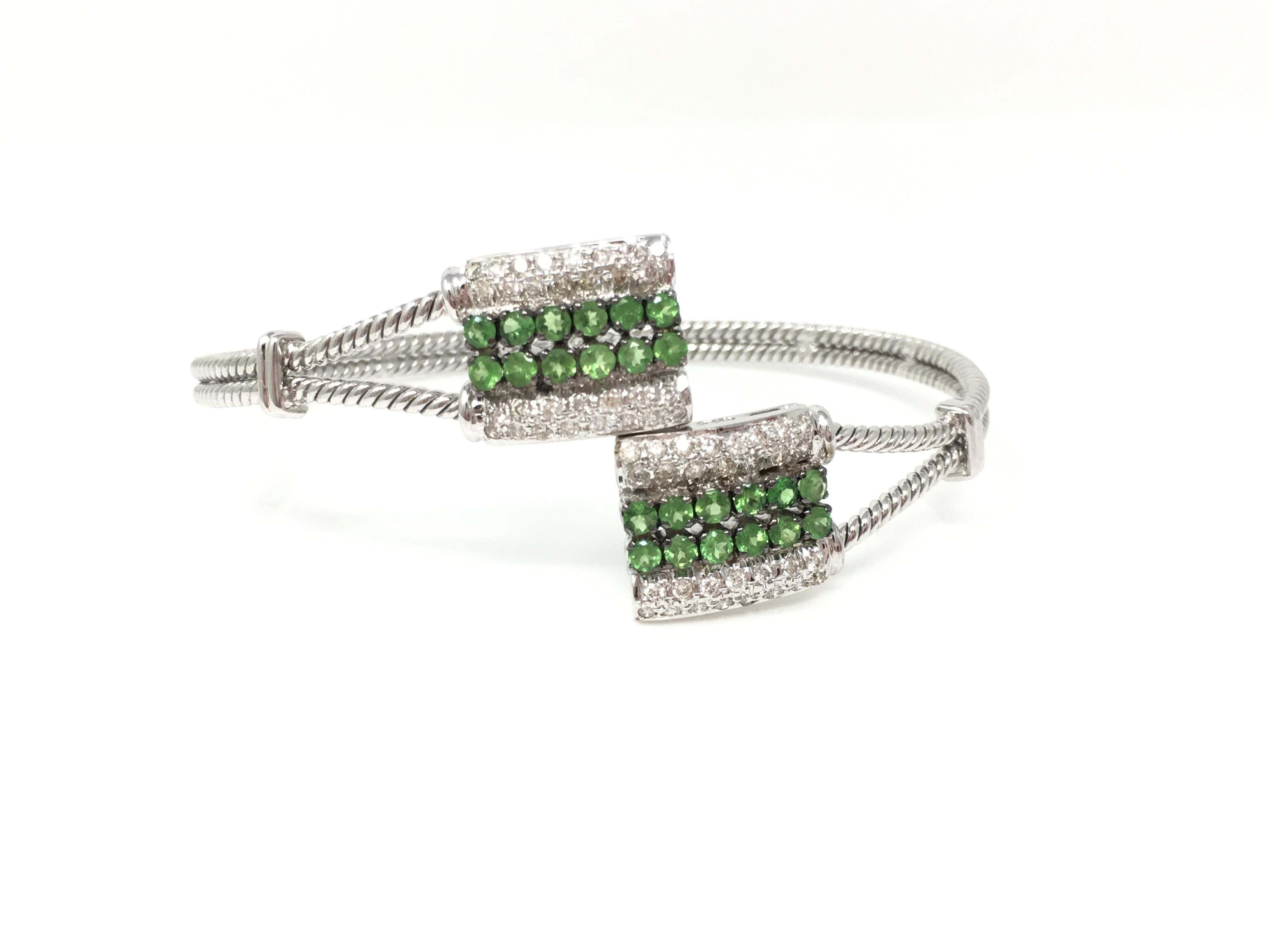 Women's White Round Brilliant Diamond And Round Brilliant Tsavorite Flexible Bracelet.  For Sale