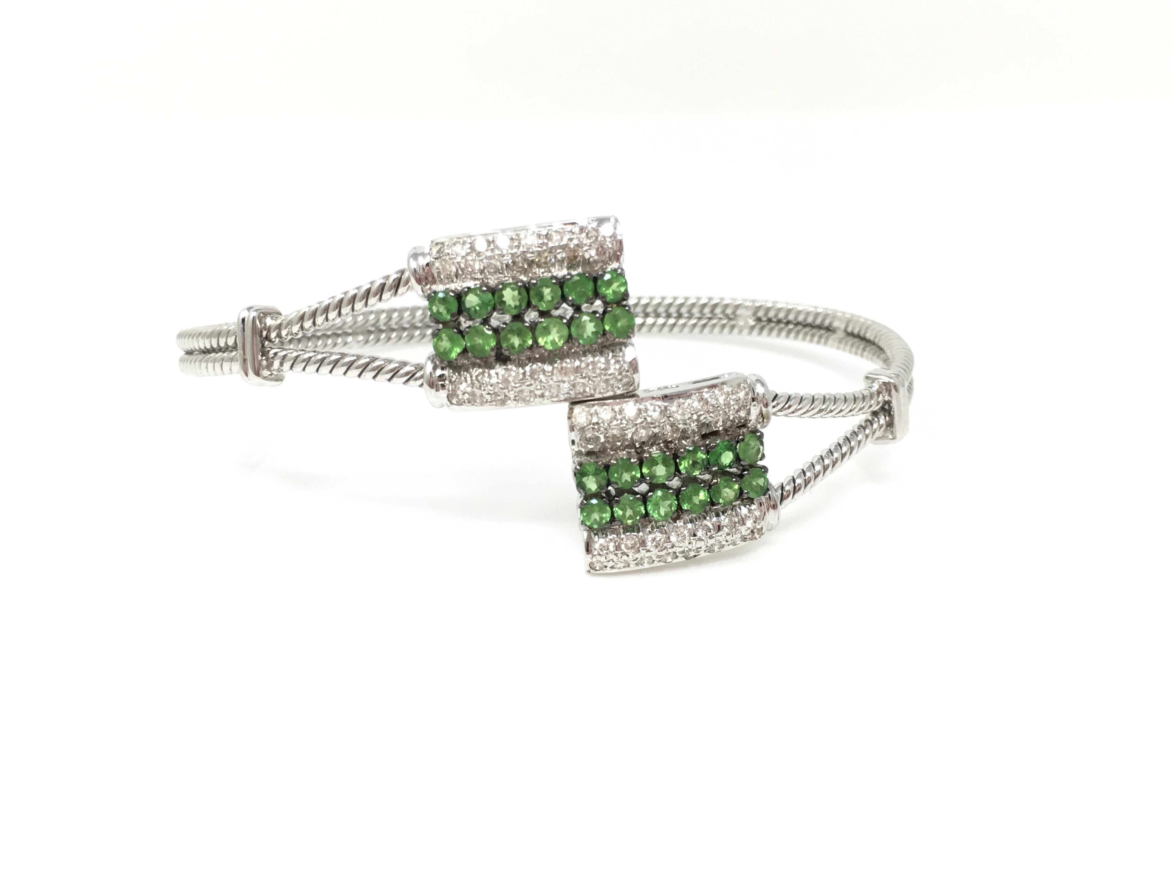 Women's White Round Brilliant Diamond And Round Brilliant Tsavorite Flexible Bracelet. For Sale