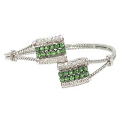 Bracelet flexible en diamants blancs brillants ronds et tsavorites brillants ronds. 