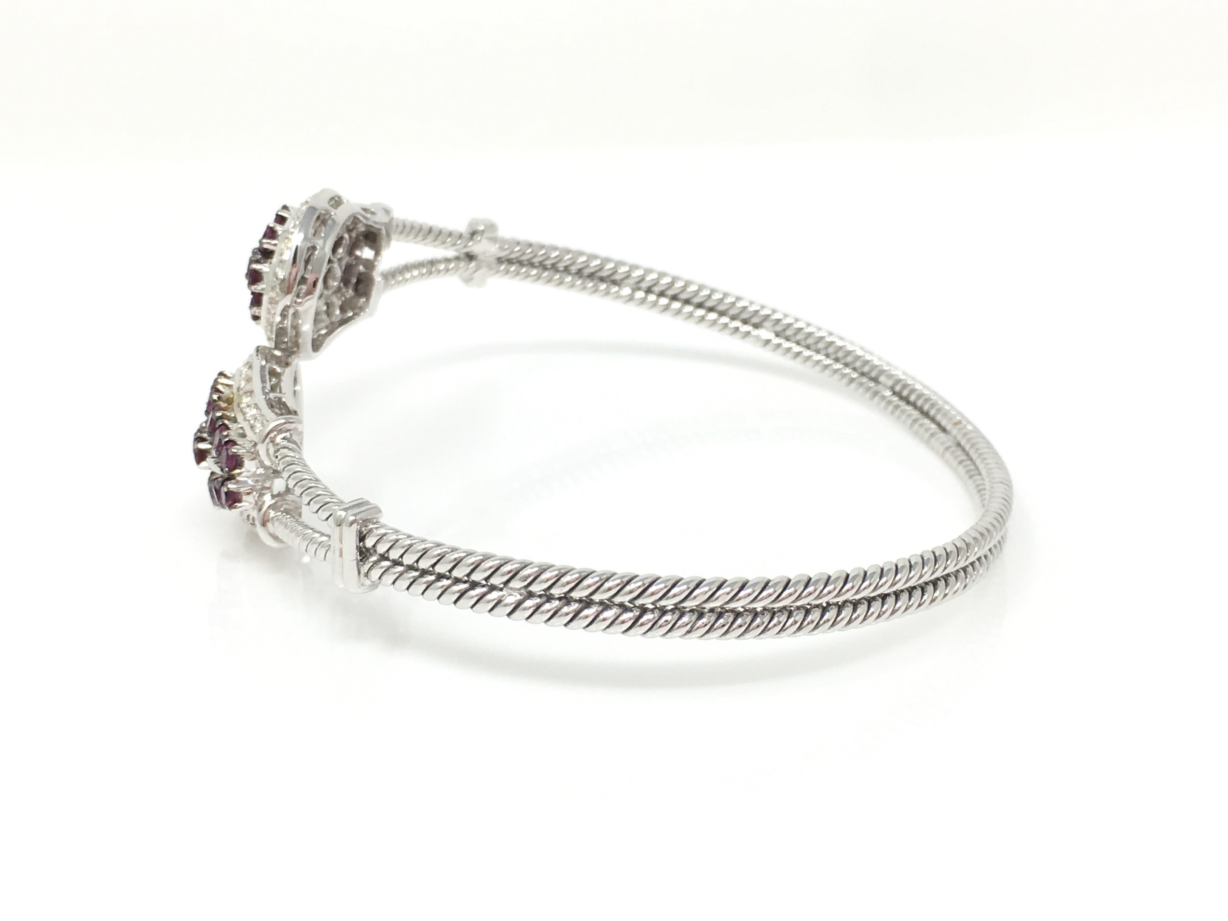 Bracelet jonc flexible en or 18 carats, diamants blancs ronds brillants et rubélite Neuf - En vente à New York, NY