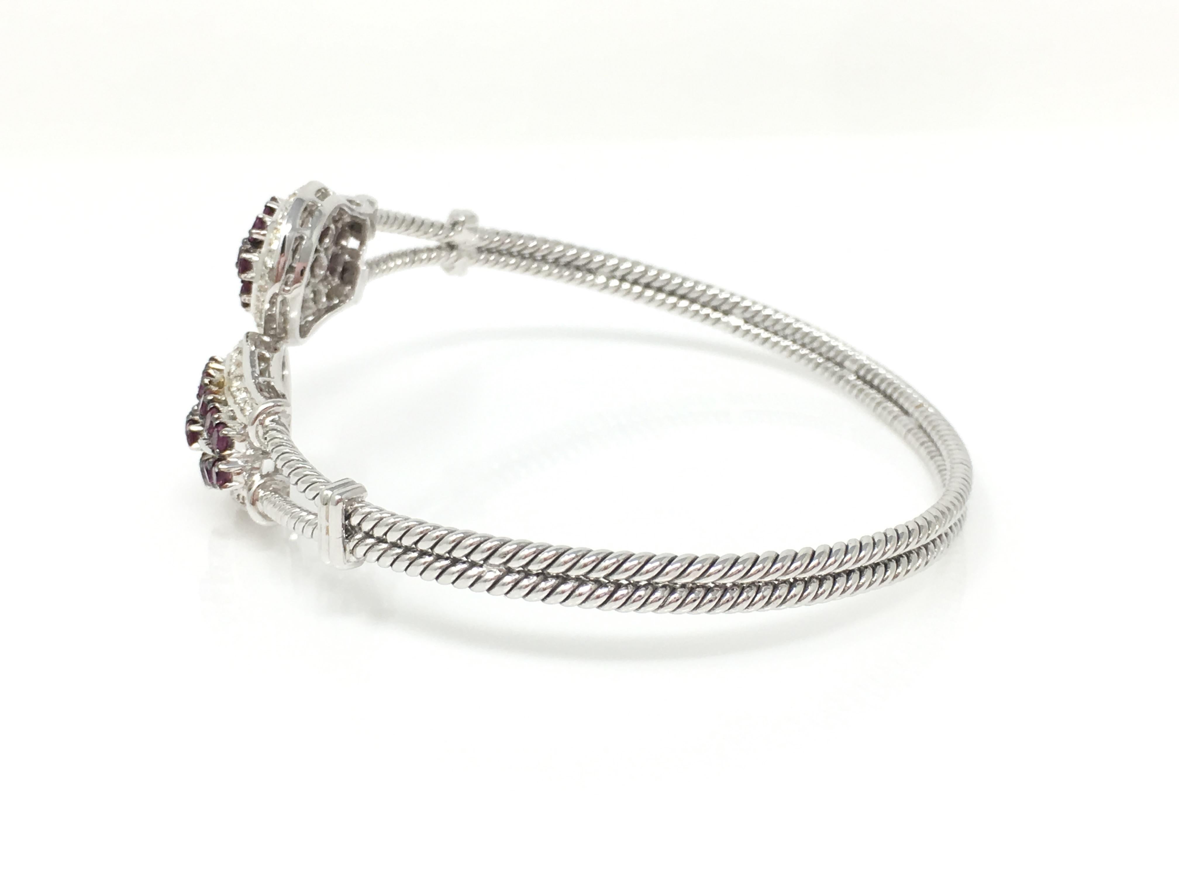 White Round Brilliant Diamond and Rubelite Flexible Bangle In 18 Karat Gold en Nuevo estado para la venta en New York, NY