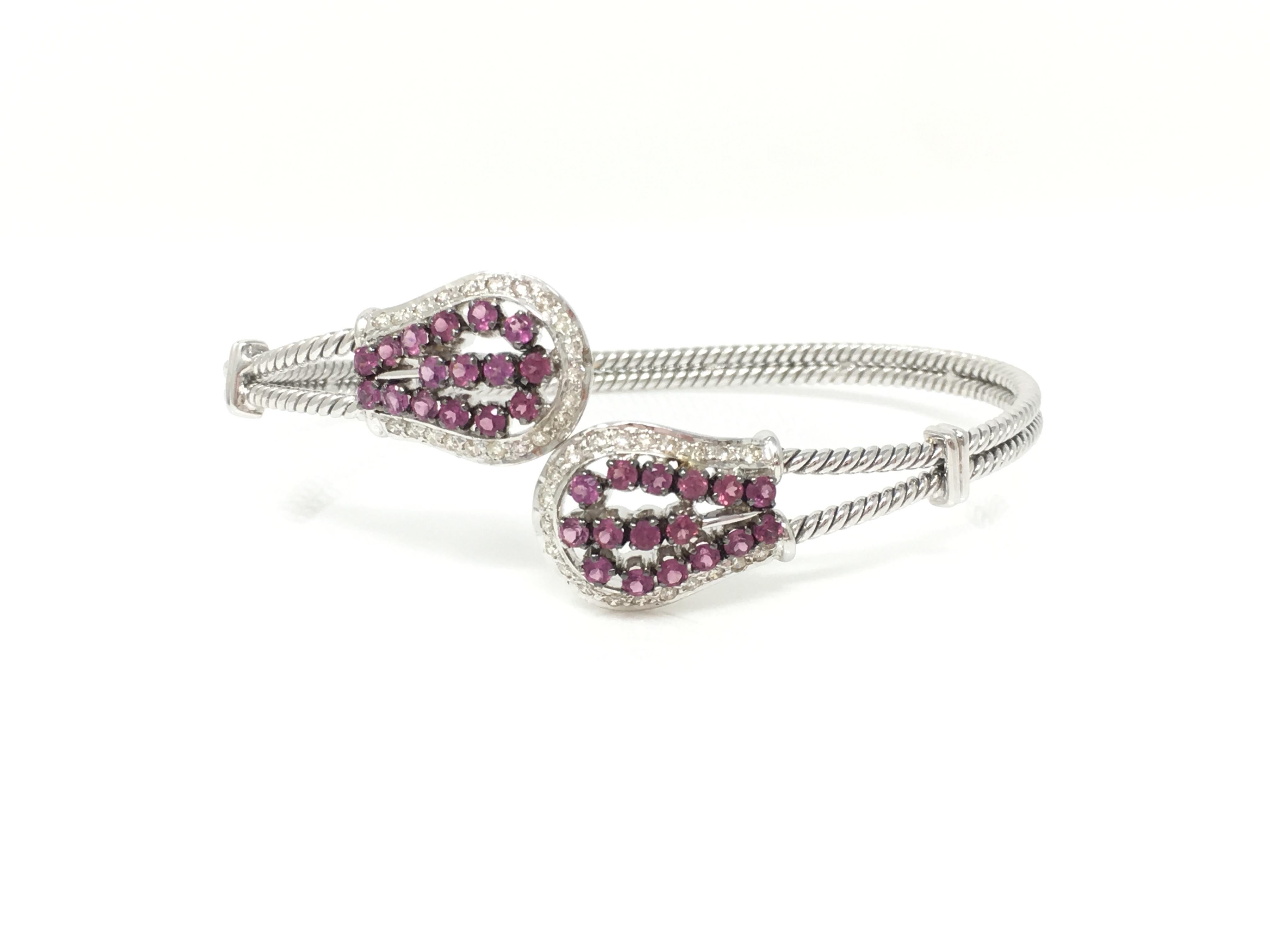 De las mujeres White Round Brilliant Diamond and Rubelite Flexible Bangle In 18 Karat Gold en venta