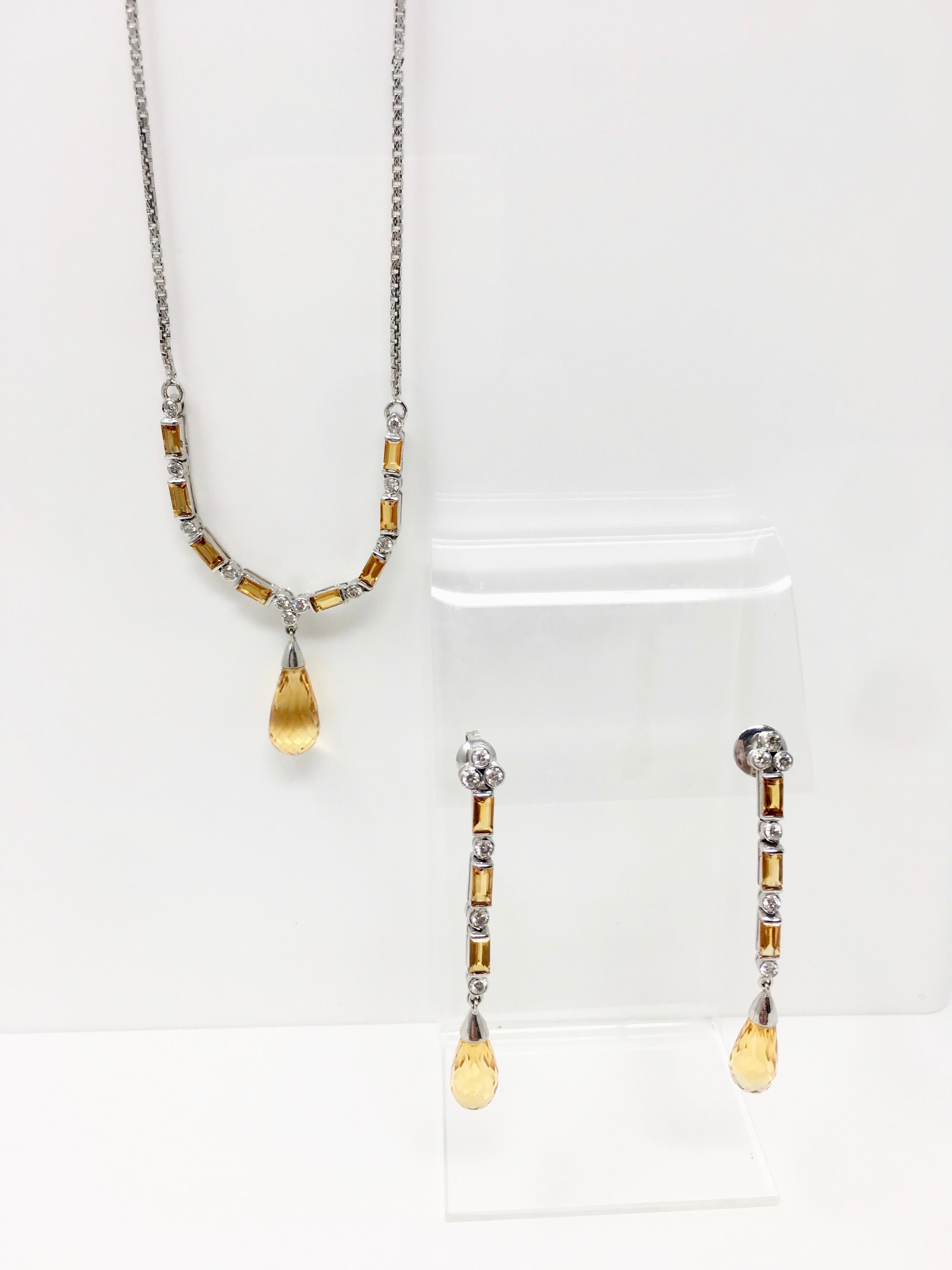 Cette parure de trois pendentifs en diamant et topaze est magnifiquement réalisée à la main en or blanc 18 carats par Moguldiam Inc. Elle est parfaite pour une tenue de jour ou de soirée. Le poids en carats de la topaze sur le pendentif est de 13,5