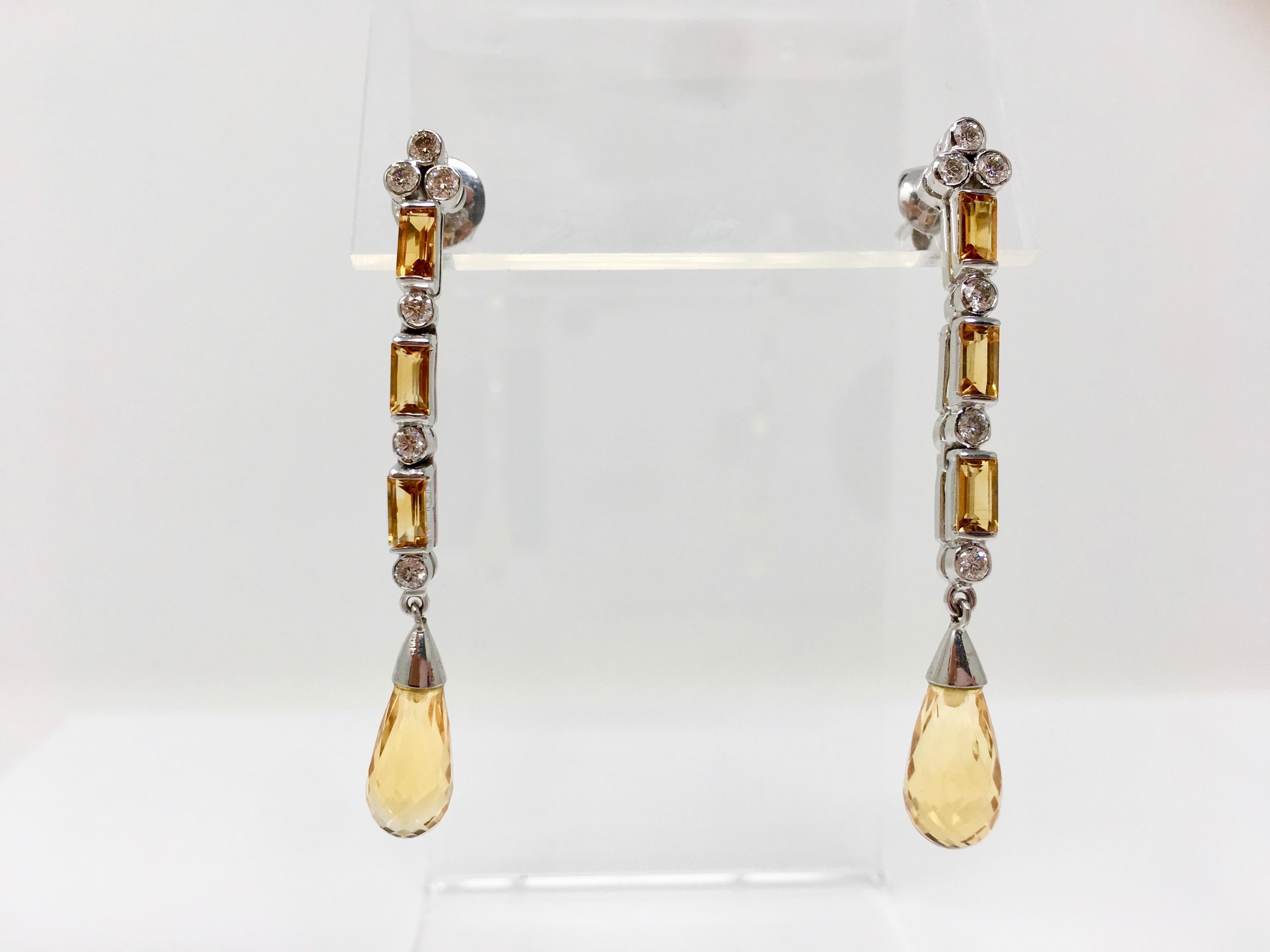 Pendentif trois pièces en or 18 carats serti d'un diamant rond brillant et d'une topaze blanche.  Pour femmes en vente