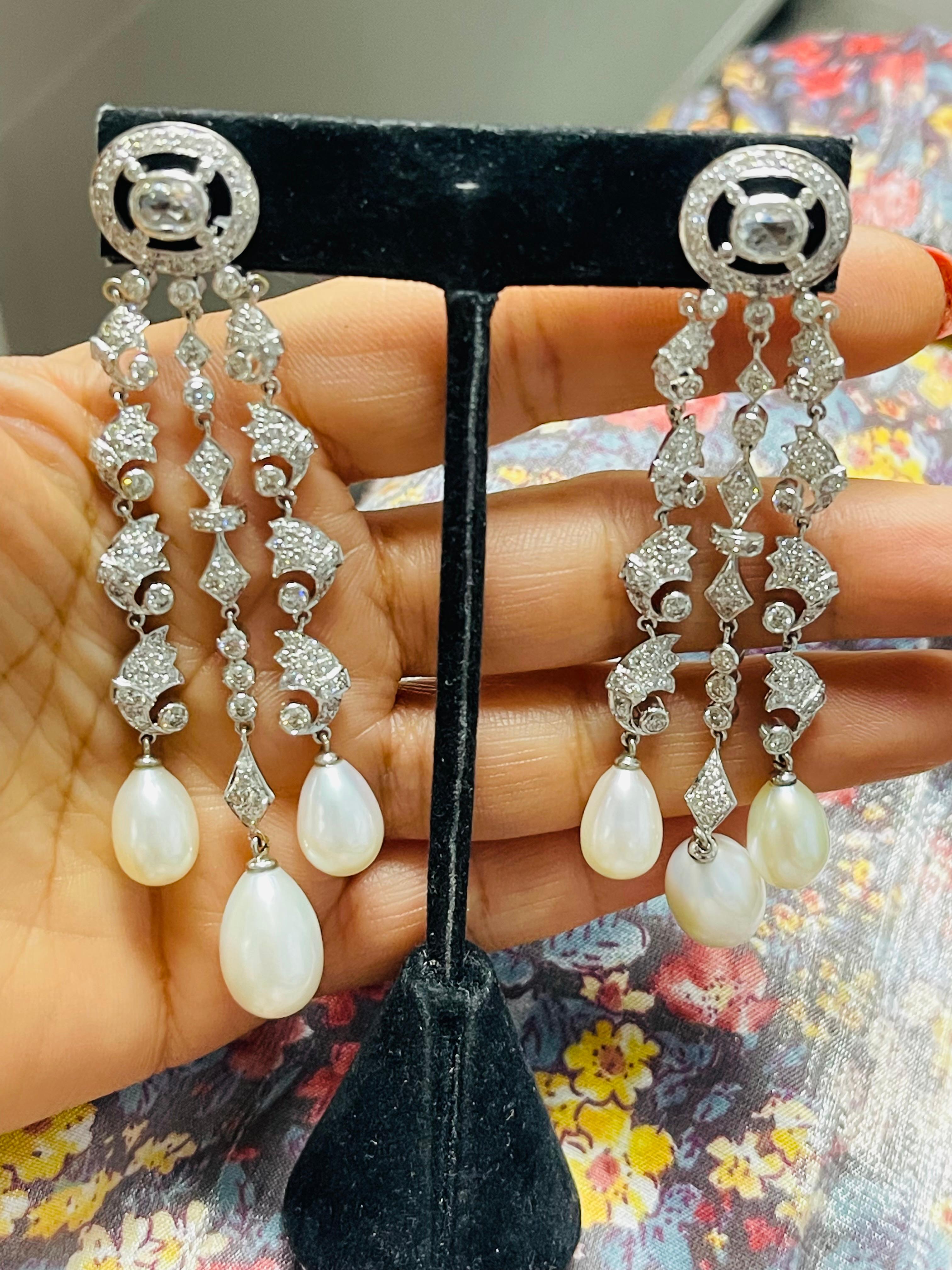 Orecchini con diamanti tondi brillanti e perle bianche dei mari del sud in oro 18 carati. in vendita 4