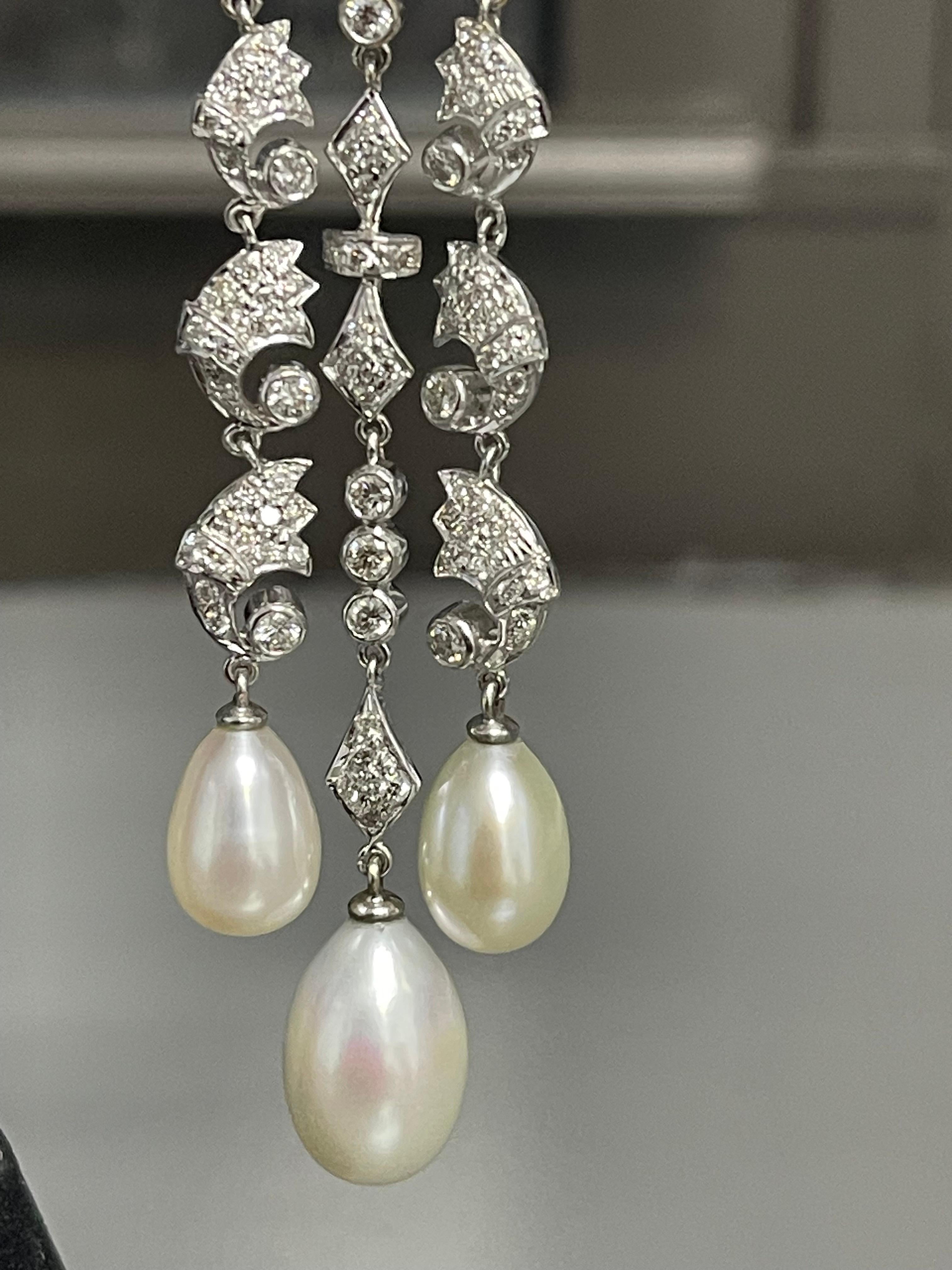 Splendidi orecchini chandelier in oro bianco 18 k con 6 carati circa di diamanti tondi brillanti bianchi con purezza VS colore GH e 6 perle del mare del sud con una splendida lucentezza.  . La misura dell'orecchino è di 3,50 pollici di lunghezza.