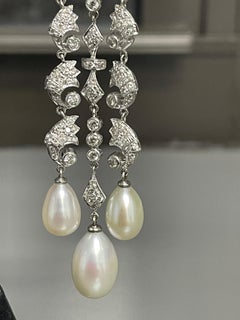 Weiße runde Brillantdiamanten und weiße Südseeperlen-Ohrringe in 18k Gold.