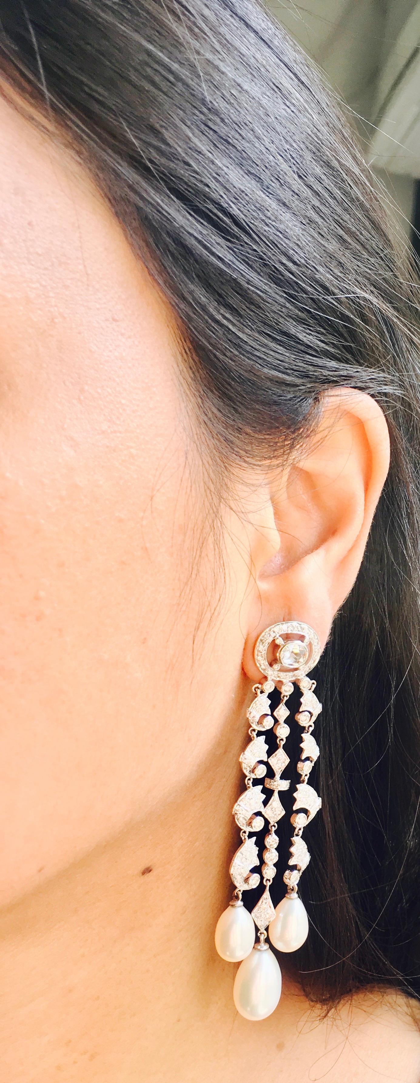 Contemporaneo Orecchini con diamanti tondi brillanti e perle bianche dei mari del sud in oro 18 carati. in vendita