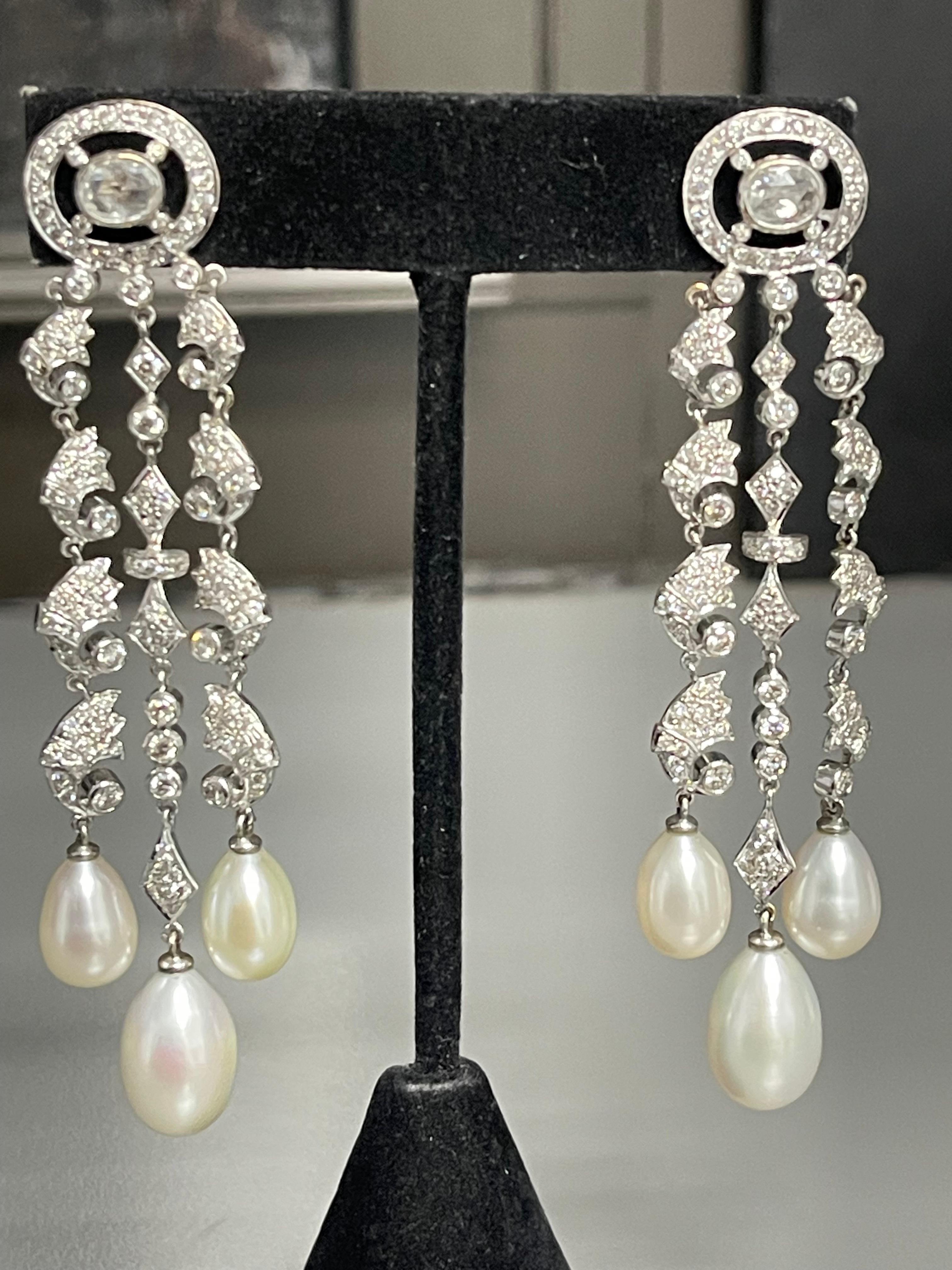 Taglio rotondo Orecchini con diamanti tondi brillanti e perle bianche dei mari del sud in oro 18 carati. in vendita