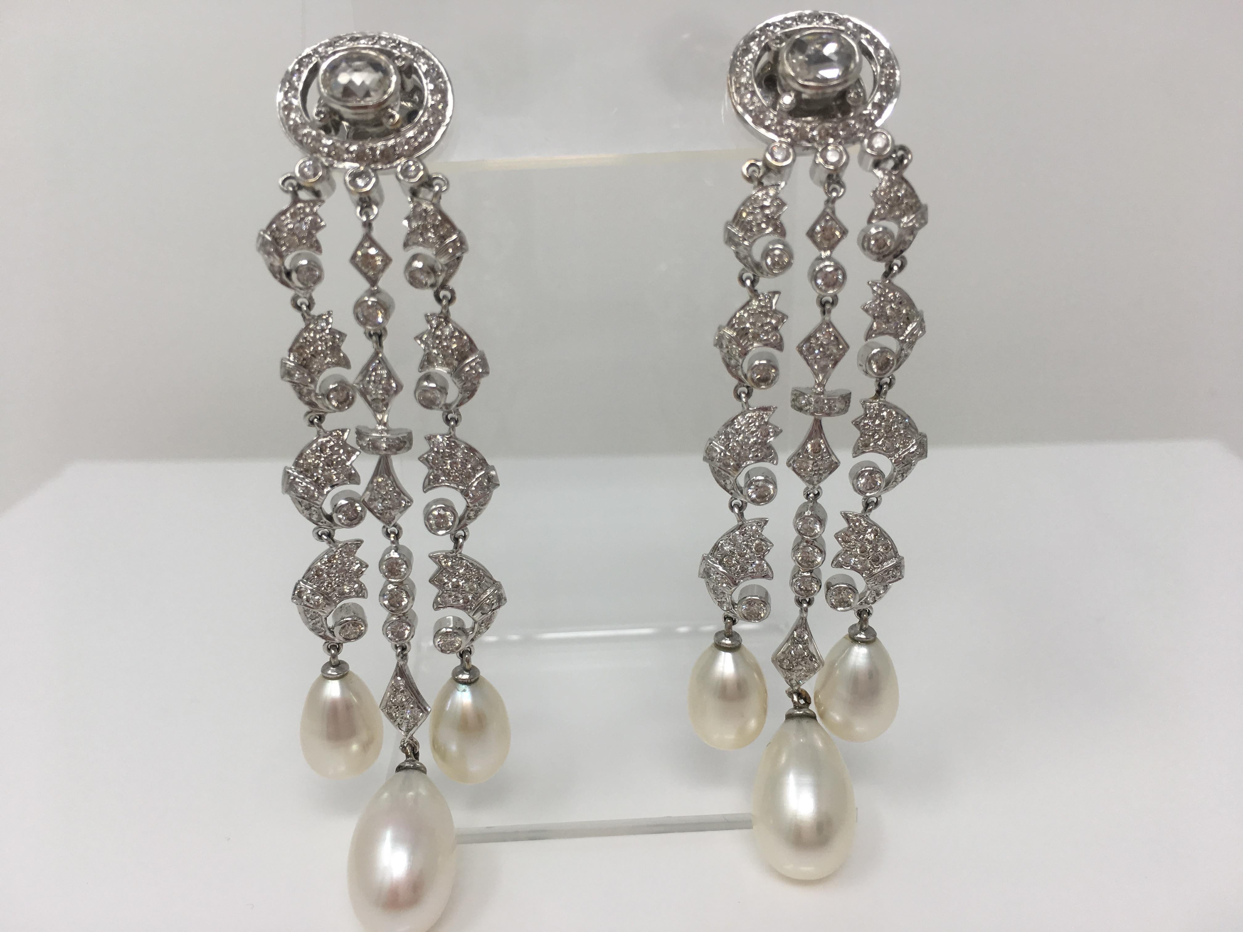 Orecchini con diamanti tondi brillanti e perle bianche dei mari del sud in oro 18 carati. In condizioni Nuovo in vendita a New York, NY